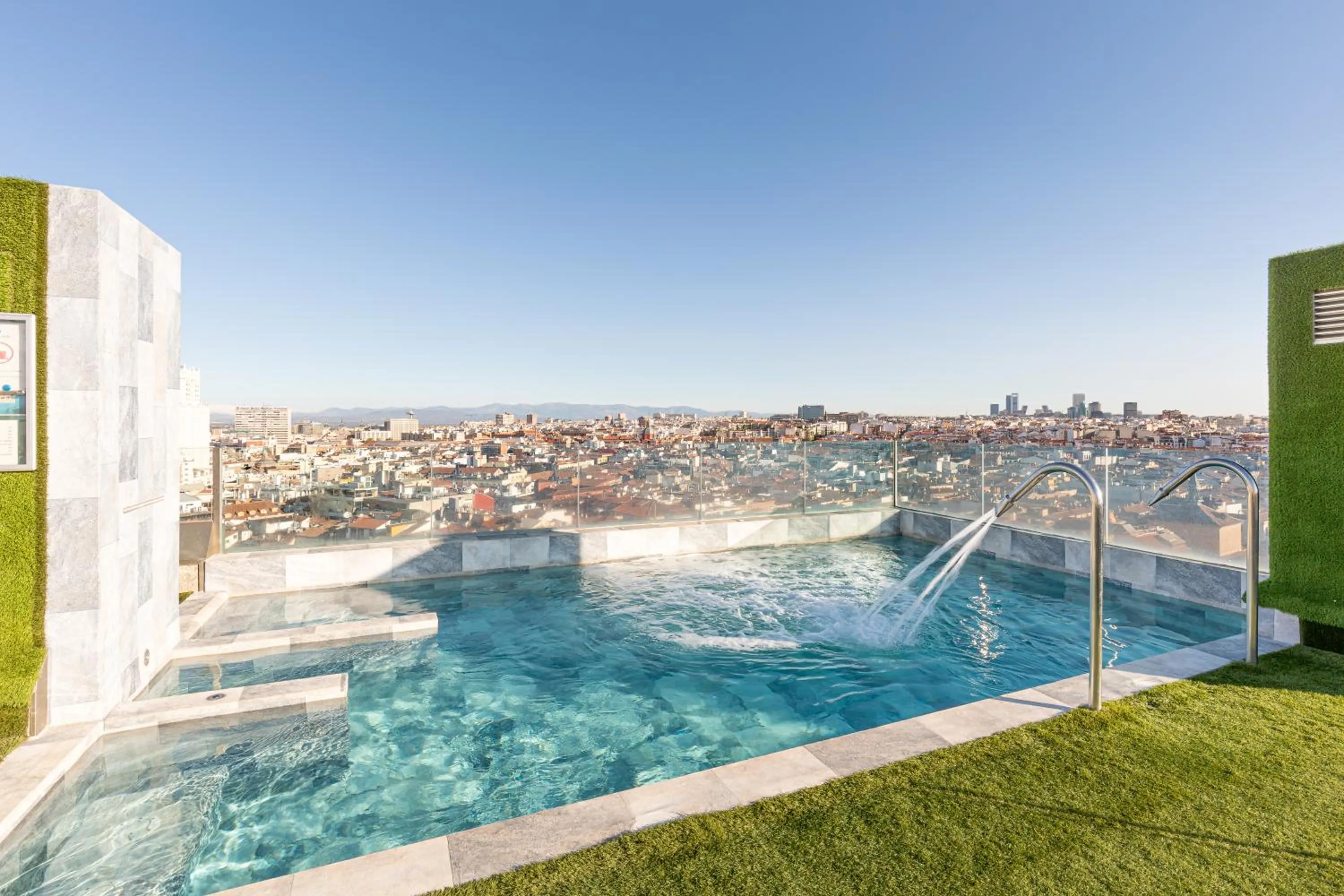 Swimming pool in Gran View Apartments