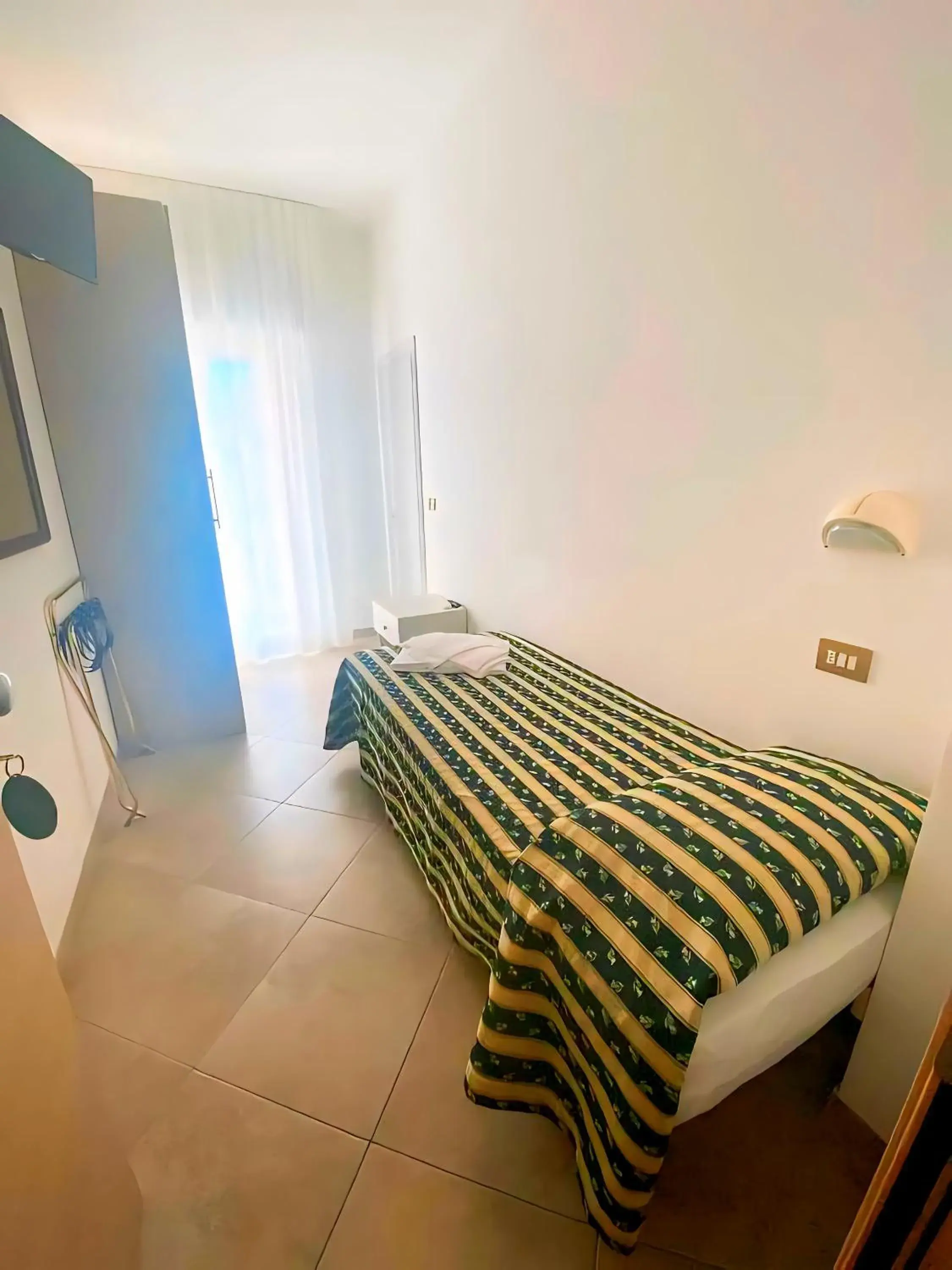 Single Room with Private External Bathroom in Hotel Baltic Single Room with Private External Bathroom in Hotel Baltic