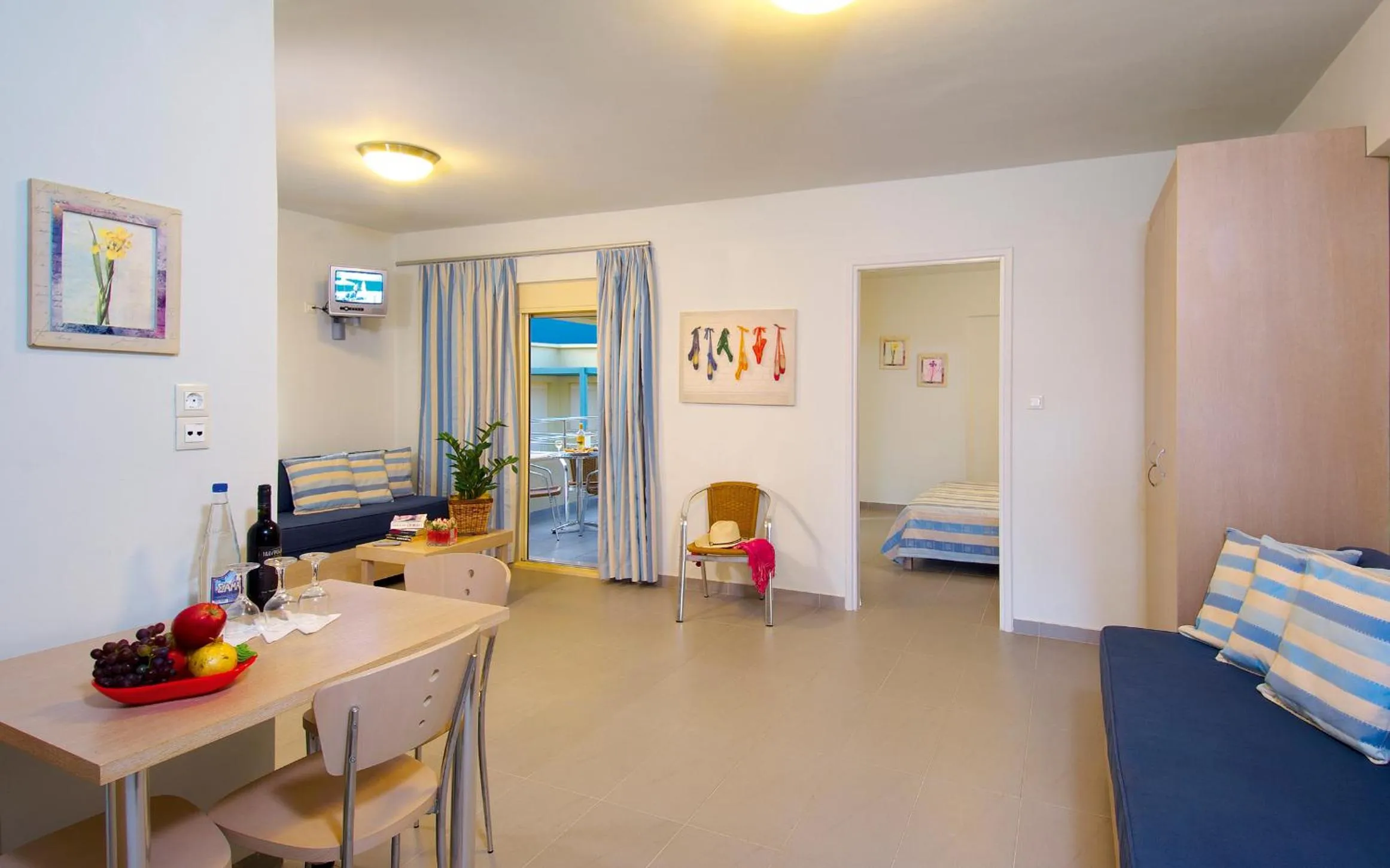 Photo of the whole room, Bed in Lissos Beach