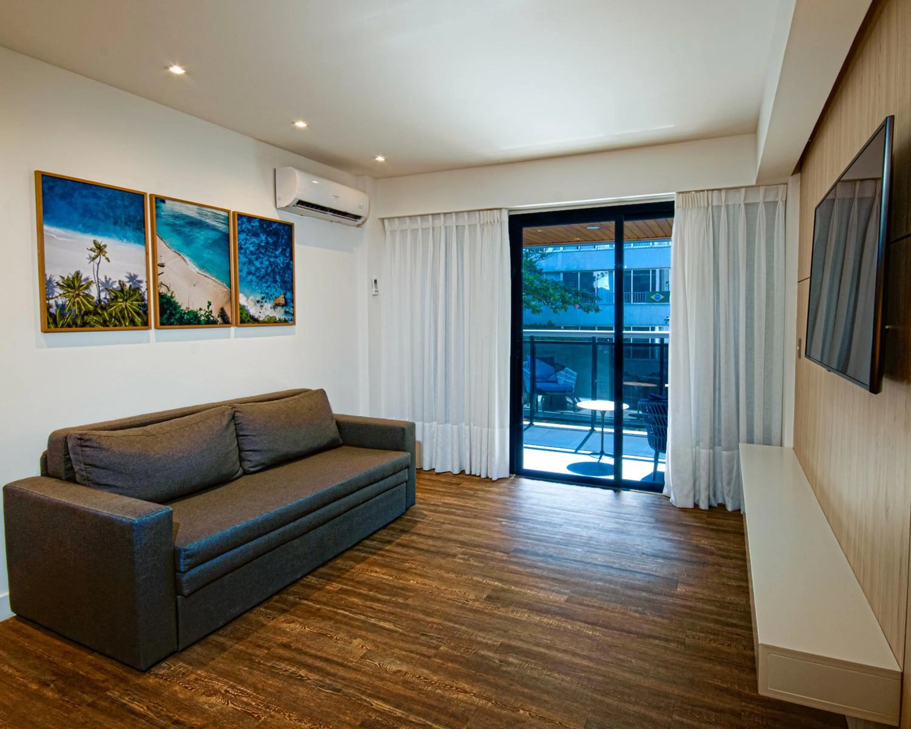 Communal lounge/ TV room in Anna Suites Ipanema by Arena Hotéis