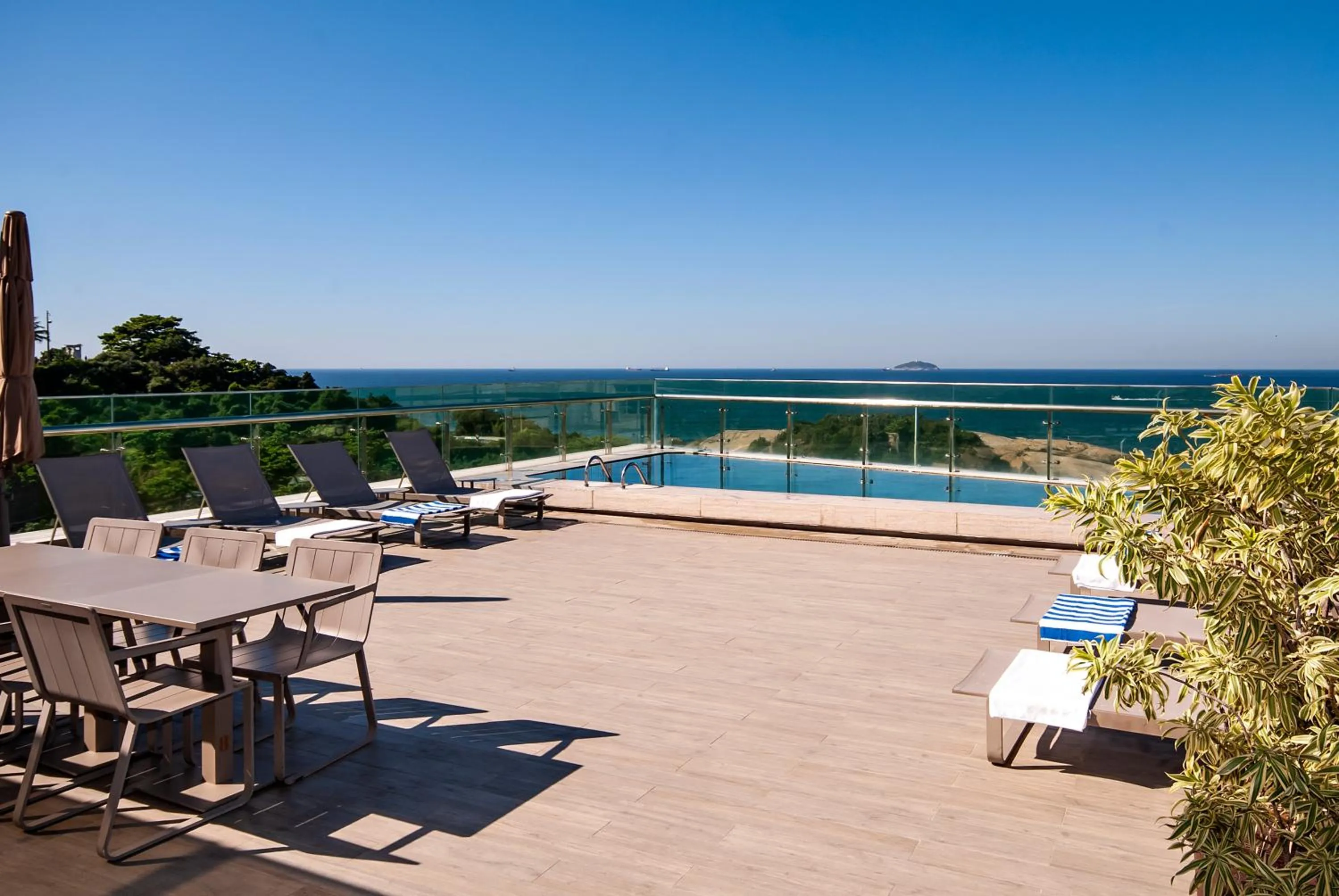 Pool view in Anna Suites Ipanema by Arena Hotéis