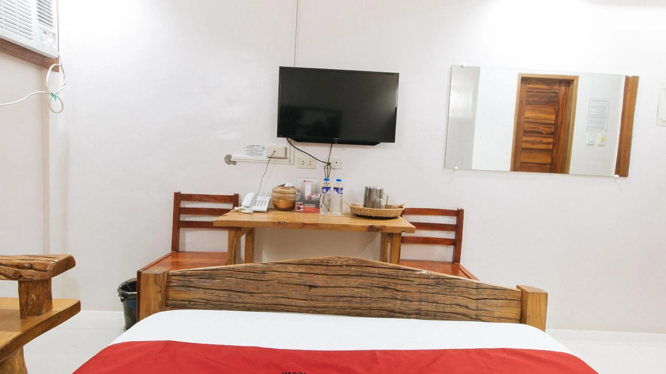 TV and multimedia, Bed in RedDoorz Plus @ Jollydays Hotel Nueva Ecija