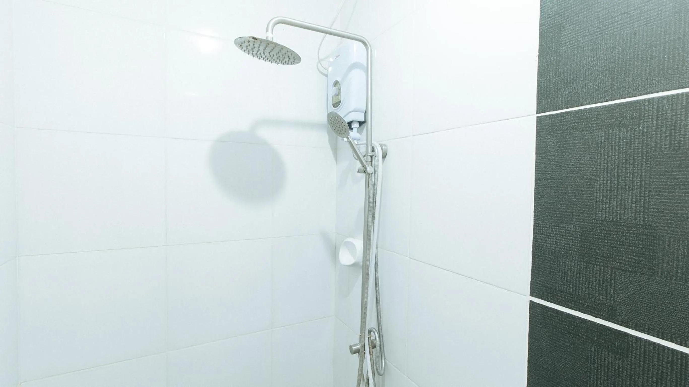 Shower in RedDoorz Plus @ Jollydays Hotel Nueva Ecija