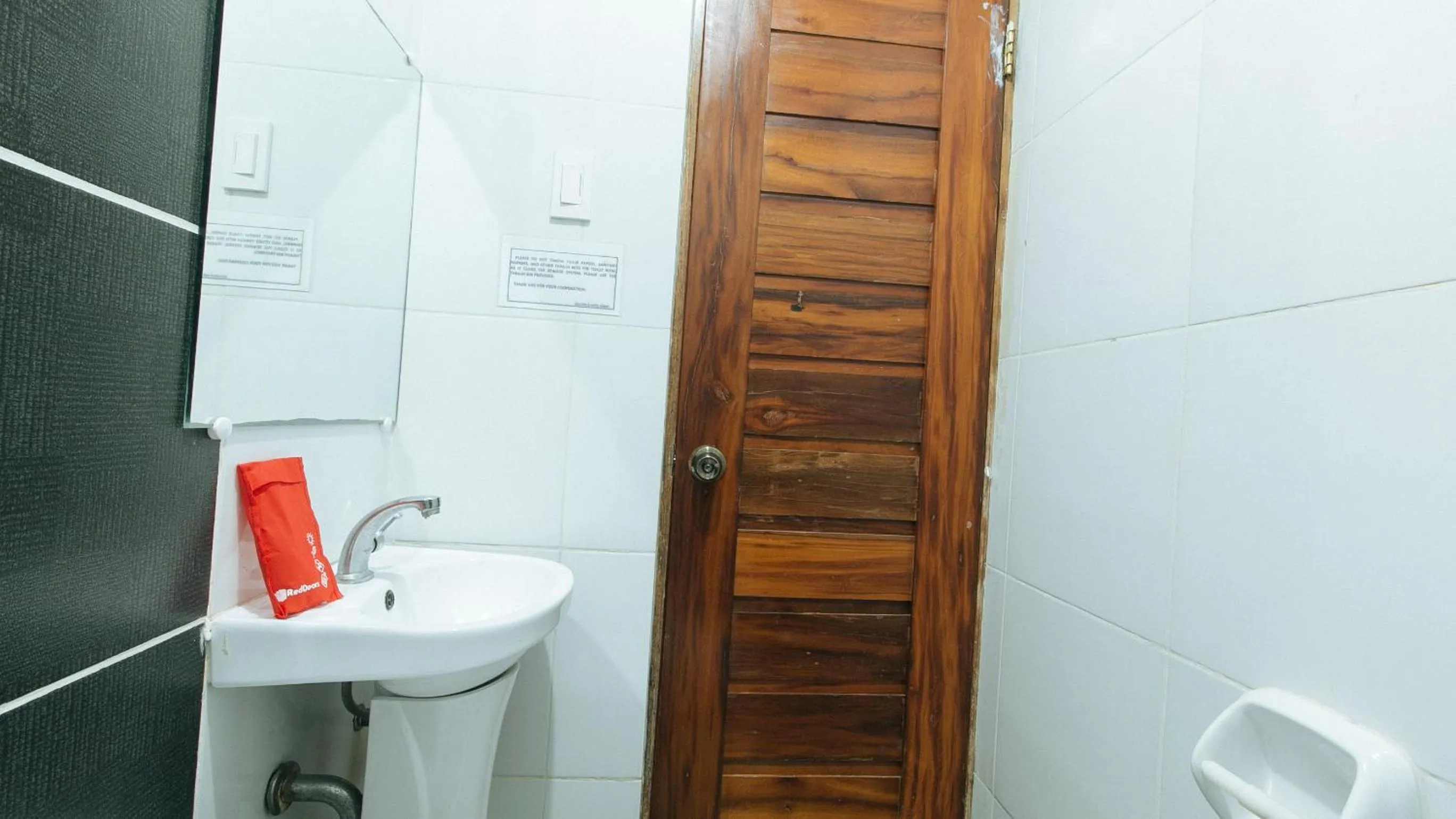 Toilet in RedDoorz Plus @ Jollydays Hotel Nueva Ecija
