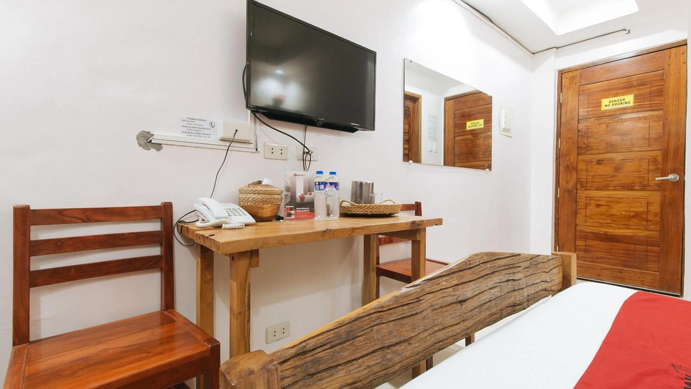 TV and multimedia, Bed in RedDoorz Plus @ Jollydays Hotel Nueva Ecija