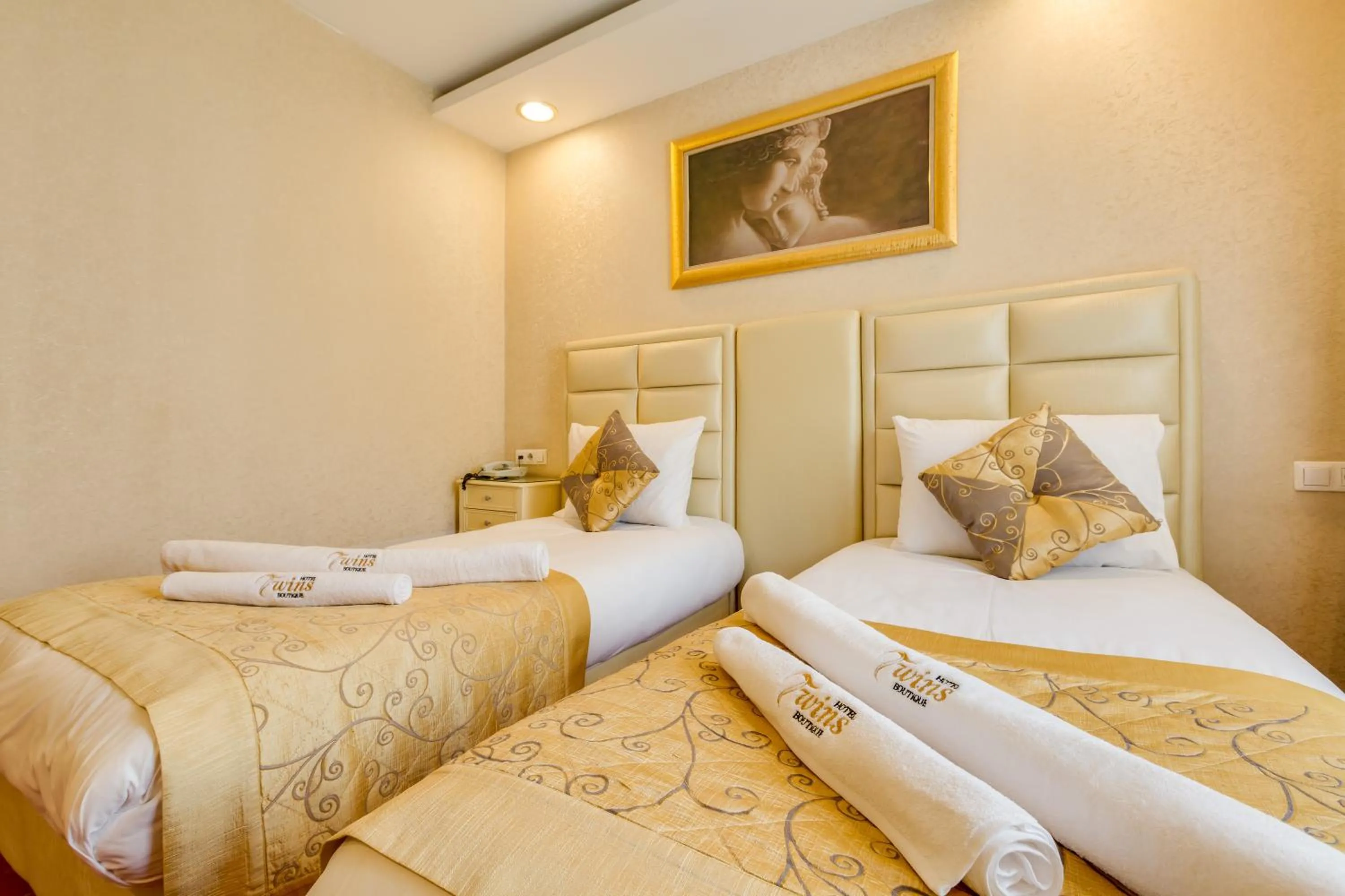 Photo of the whole room, Bed in Twins Hotel