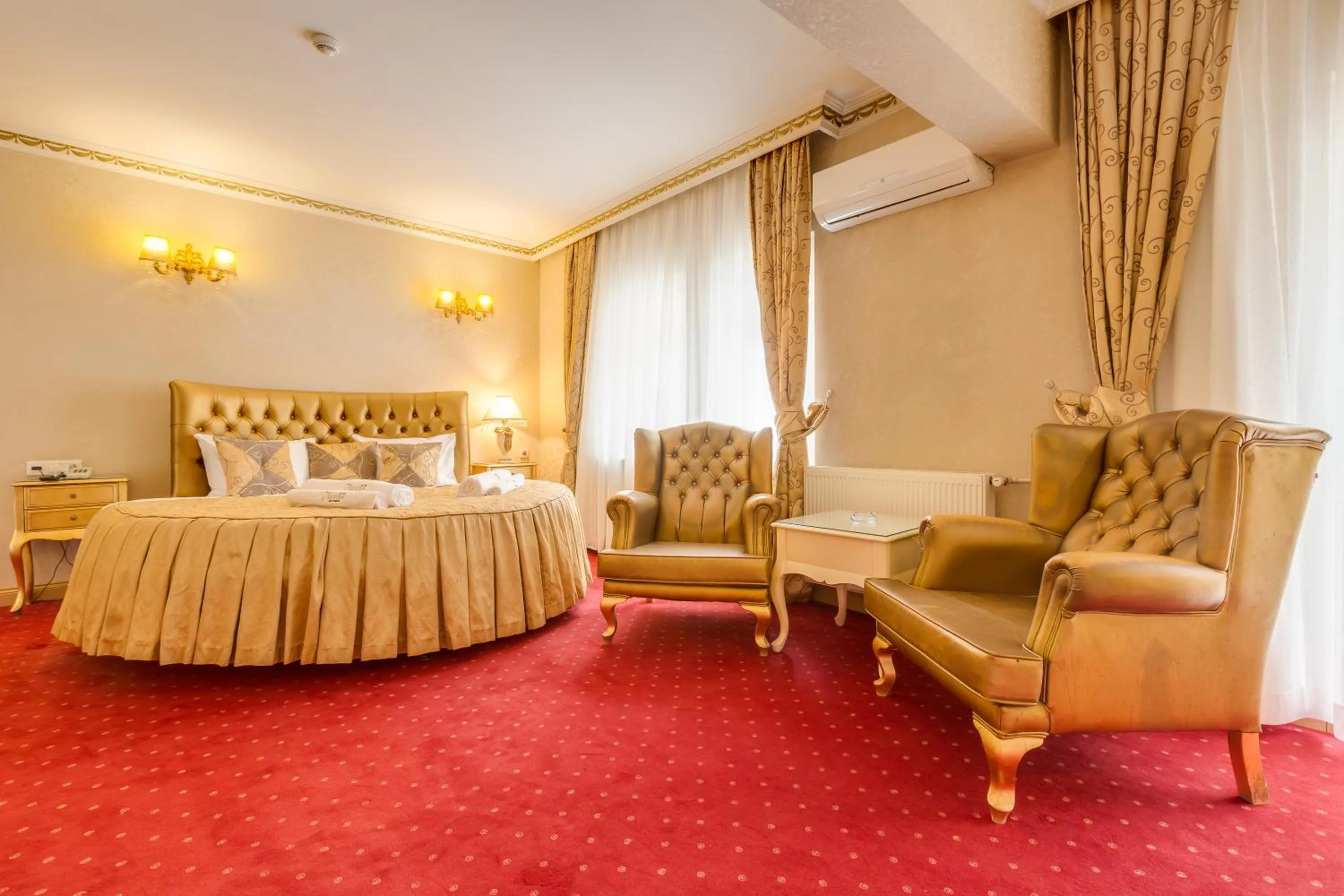 Photo of the whole room, Bed in Twins Hotel