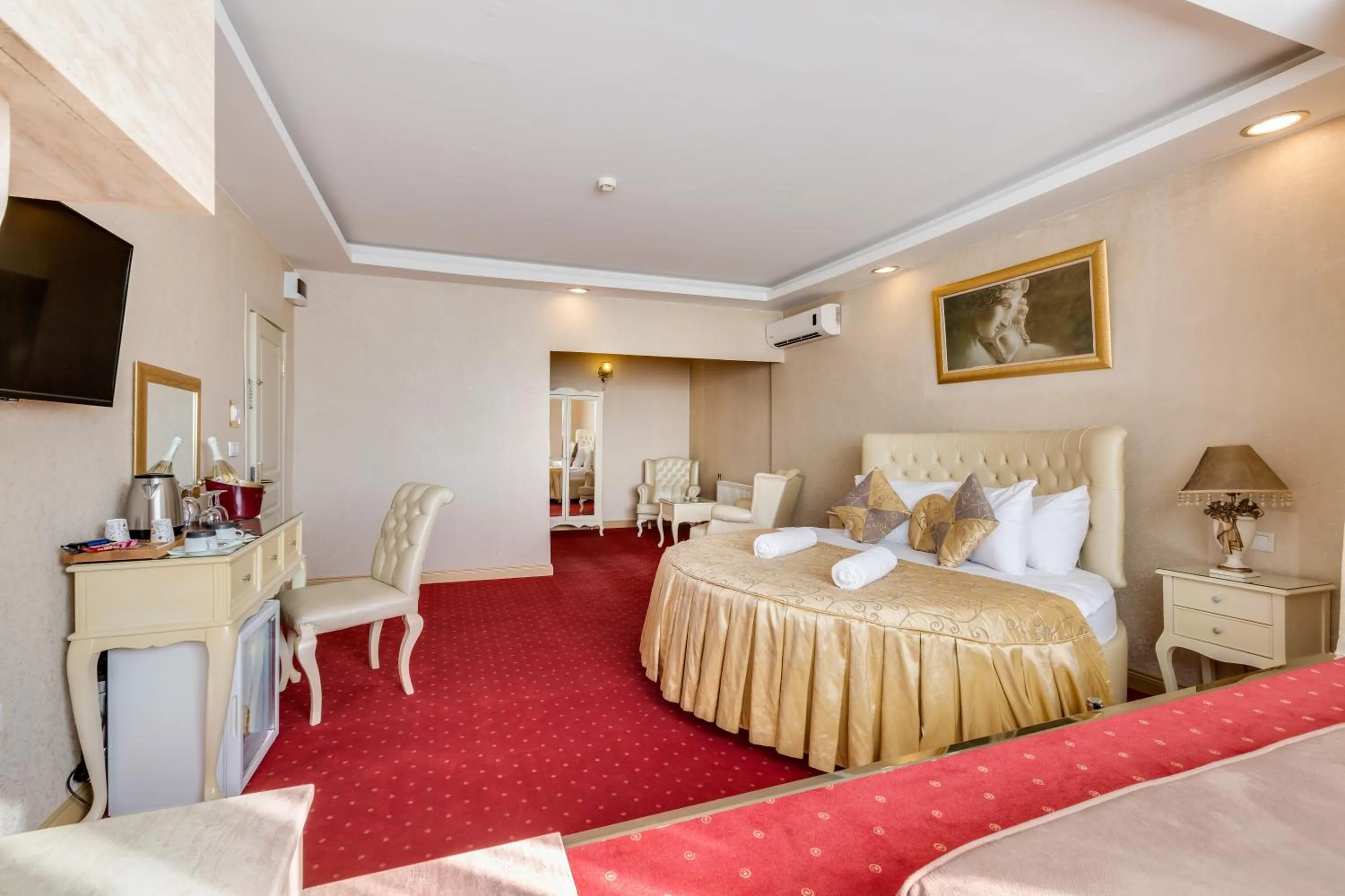 Photo of the whole room, Bed in Twins Hotel