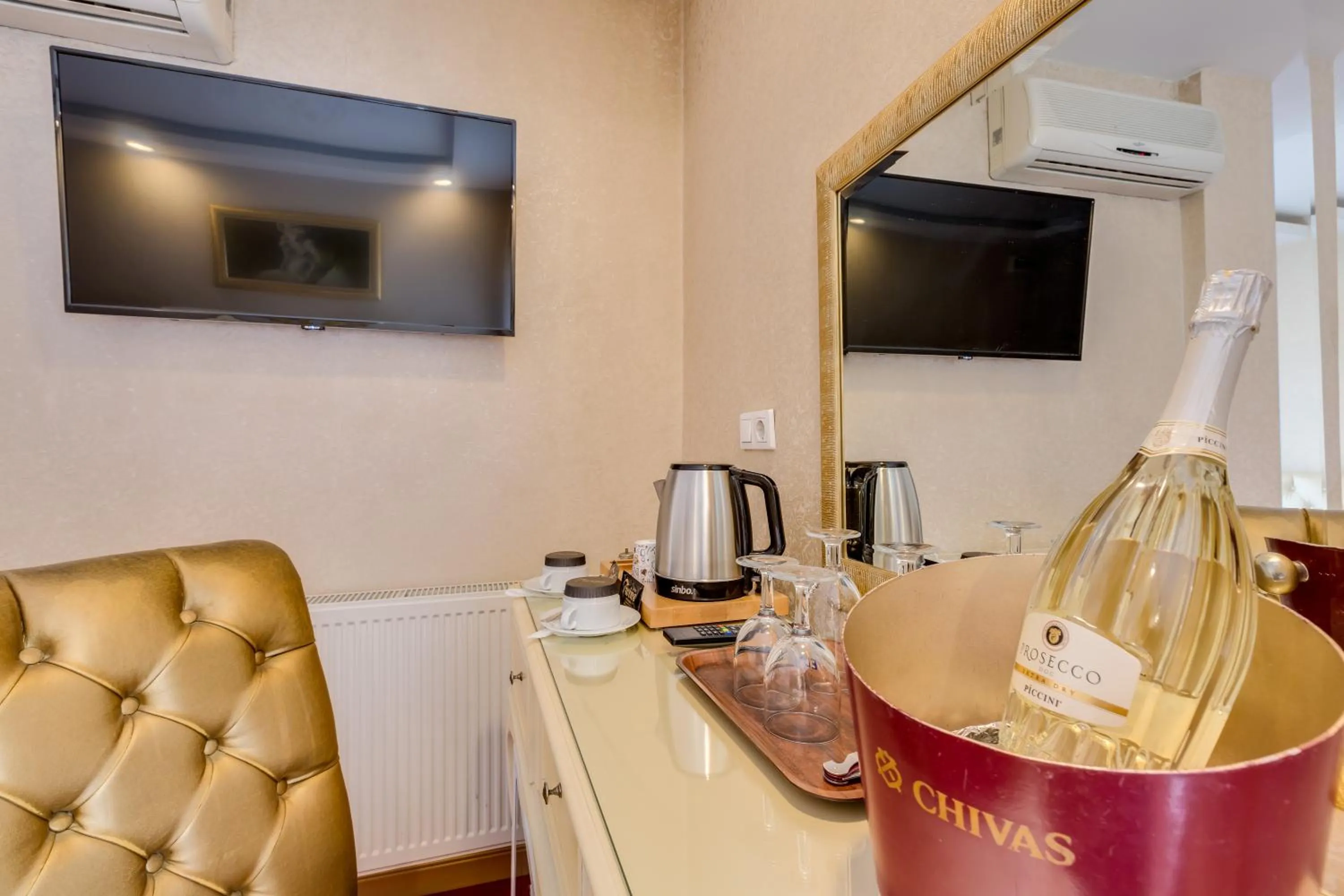 Coffee/tea facilities in Twins Hotel