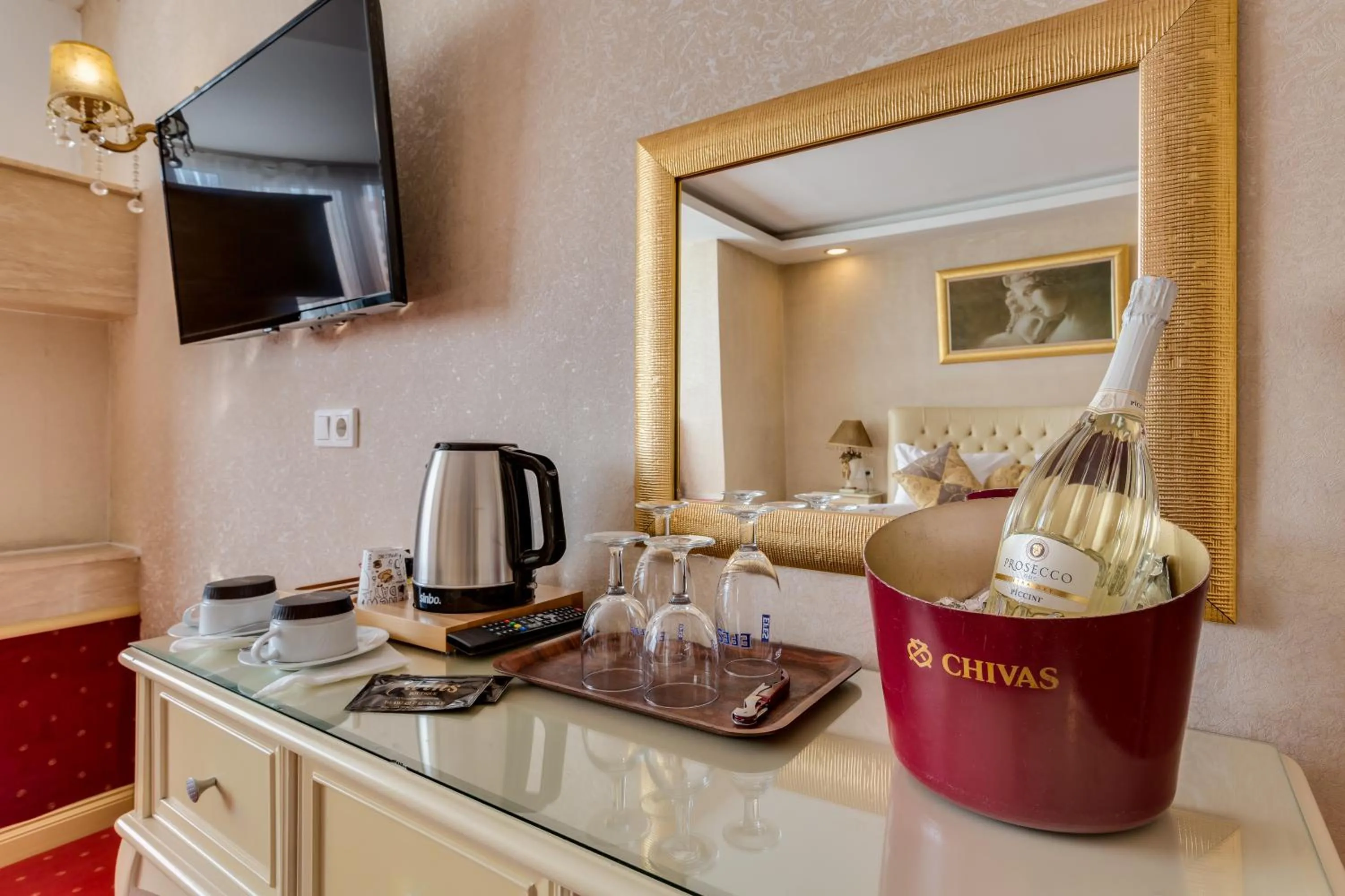 Coffee/tea facilities in Twins Hotel