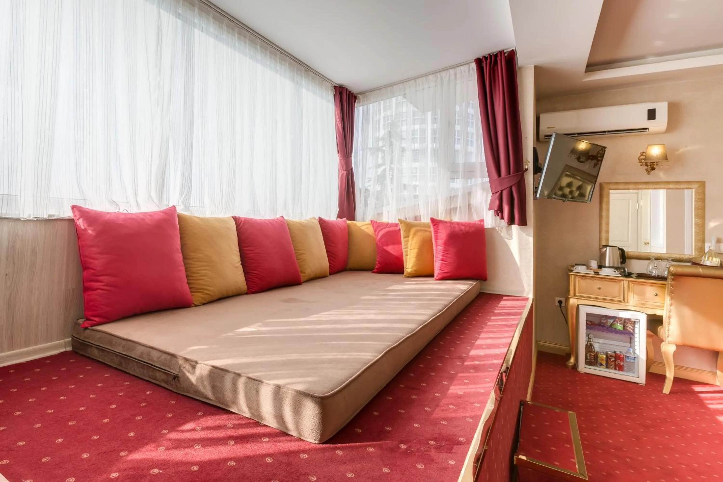 Seating area, Bed in Twins Hotel