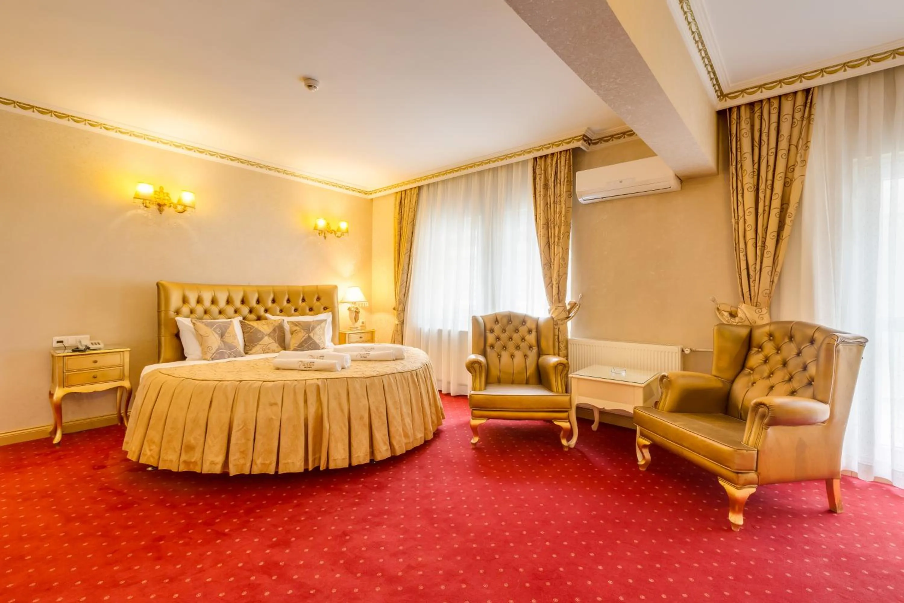 Photo of the whole room, Bed in Twins Hotel