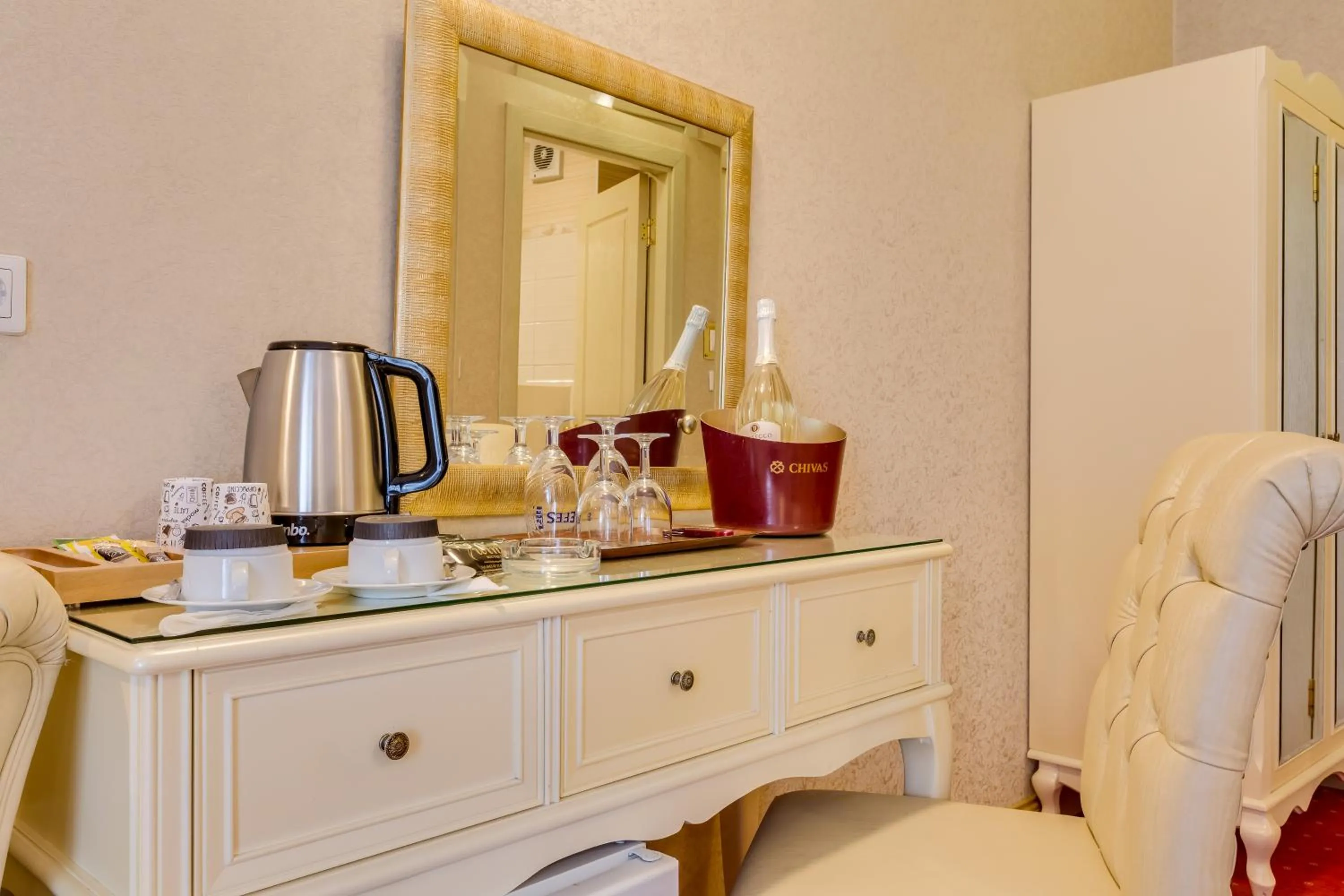 Coffee/tea facilities, Bed in Twins Hotel