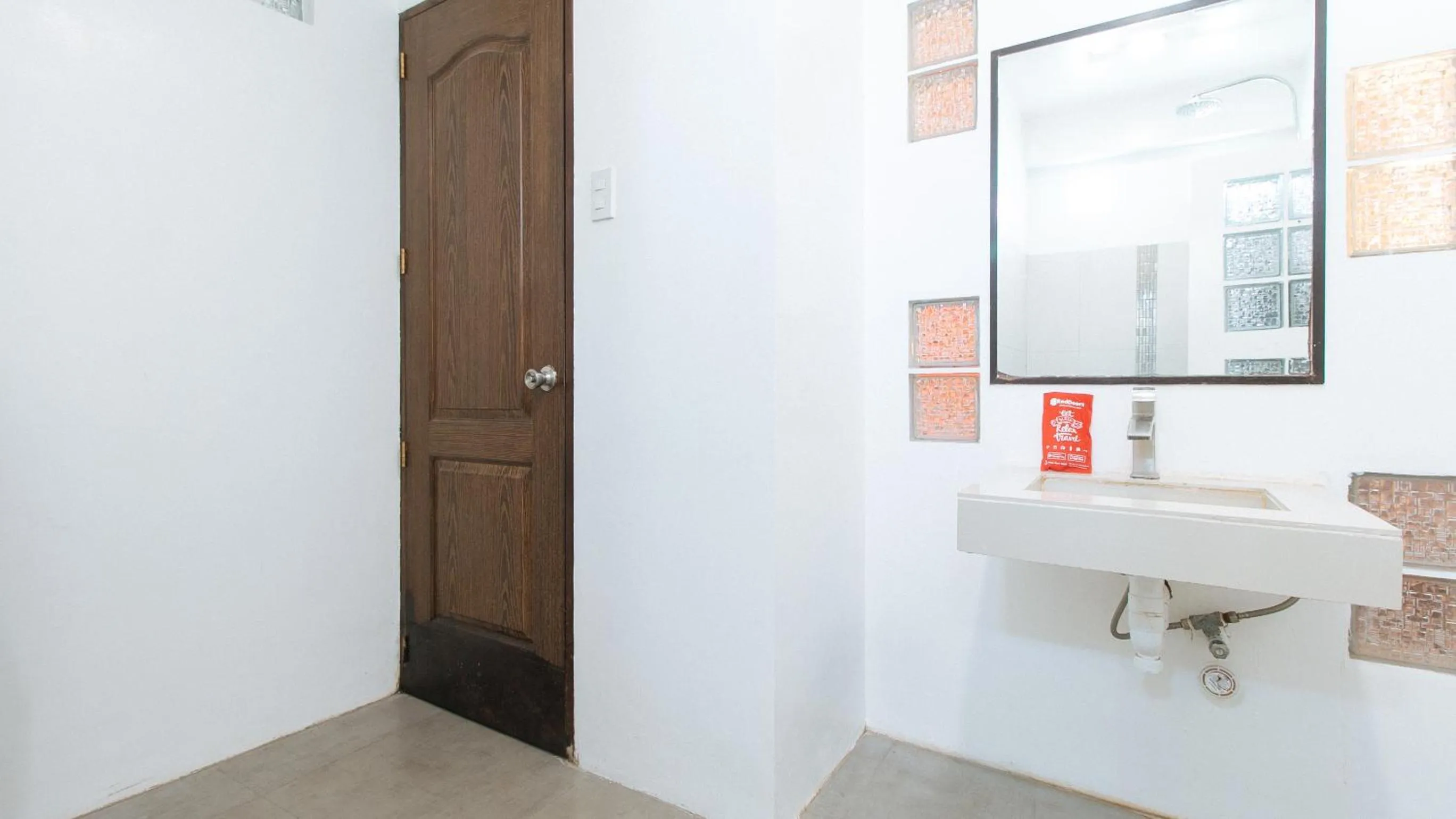 Bathroom in RedDoorz @ EL Runway Hotel Bulacan