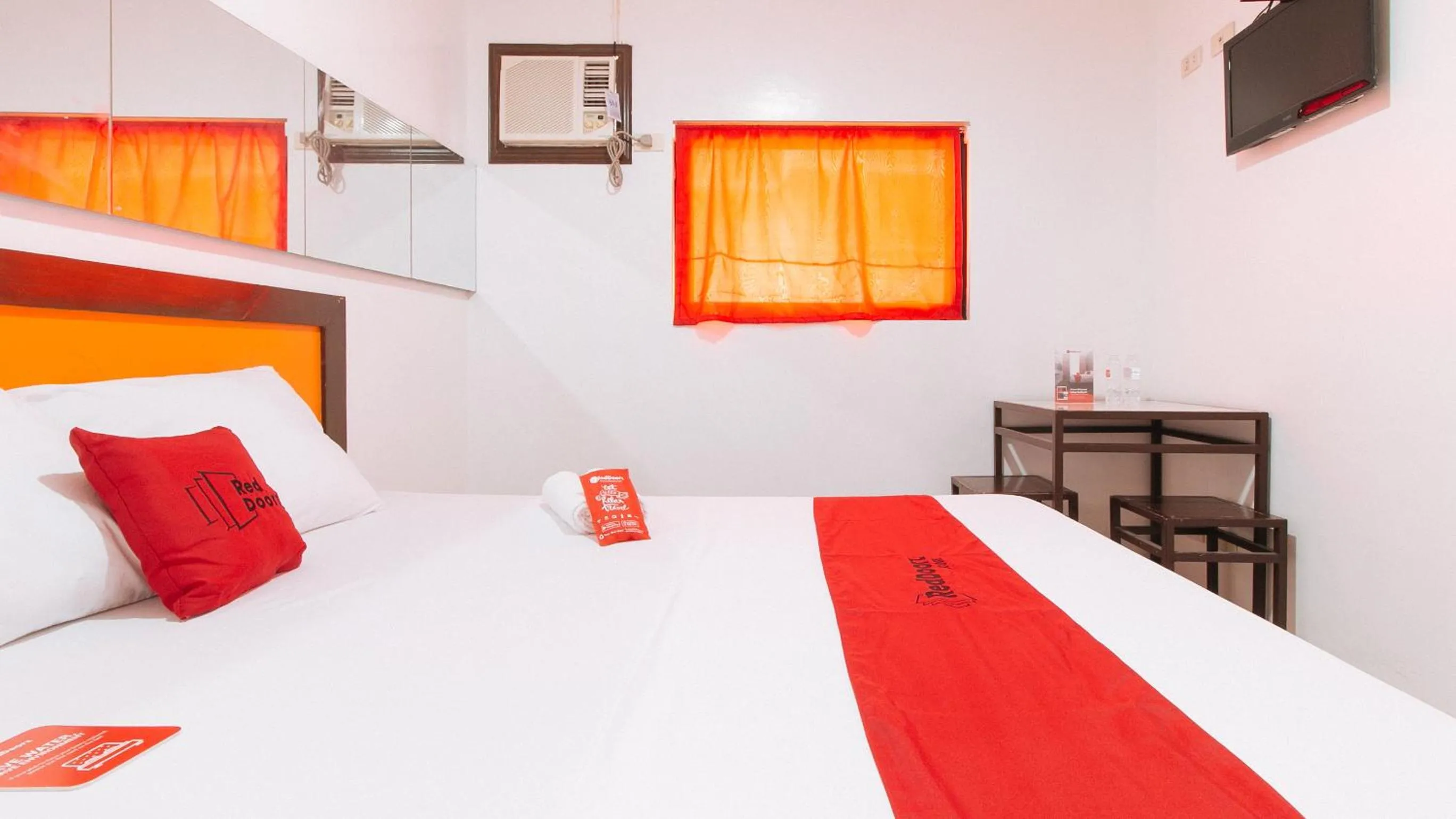 Bed in RedDoorz @ EL Runway Hotel Bulacan