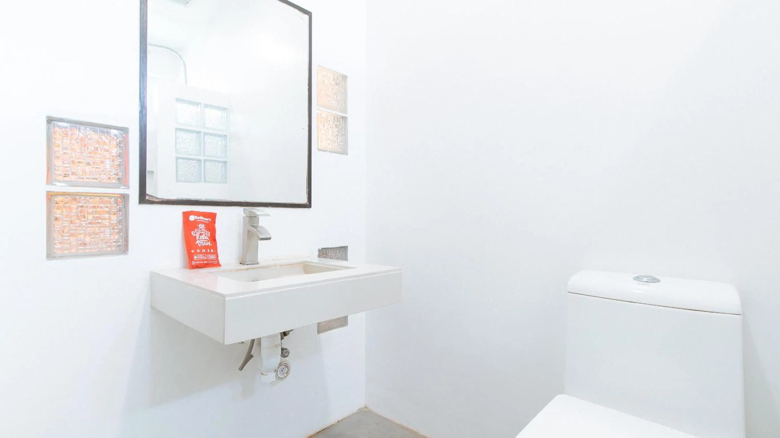 Bathroom in RedDoorz @ EL Runway Hotel Bulacan