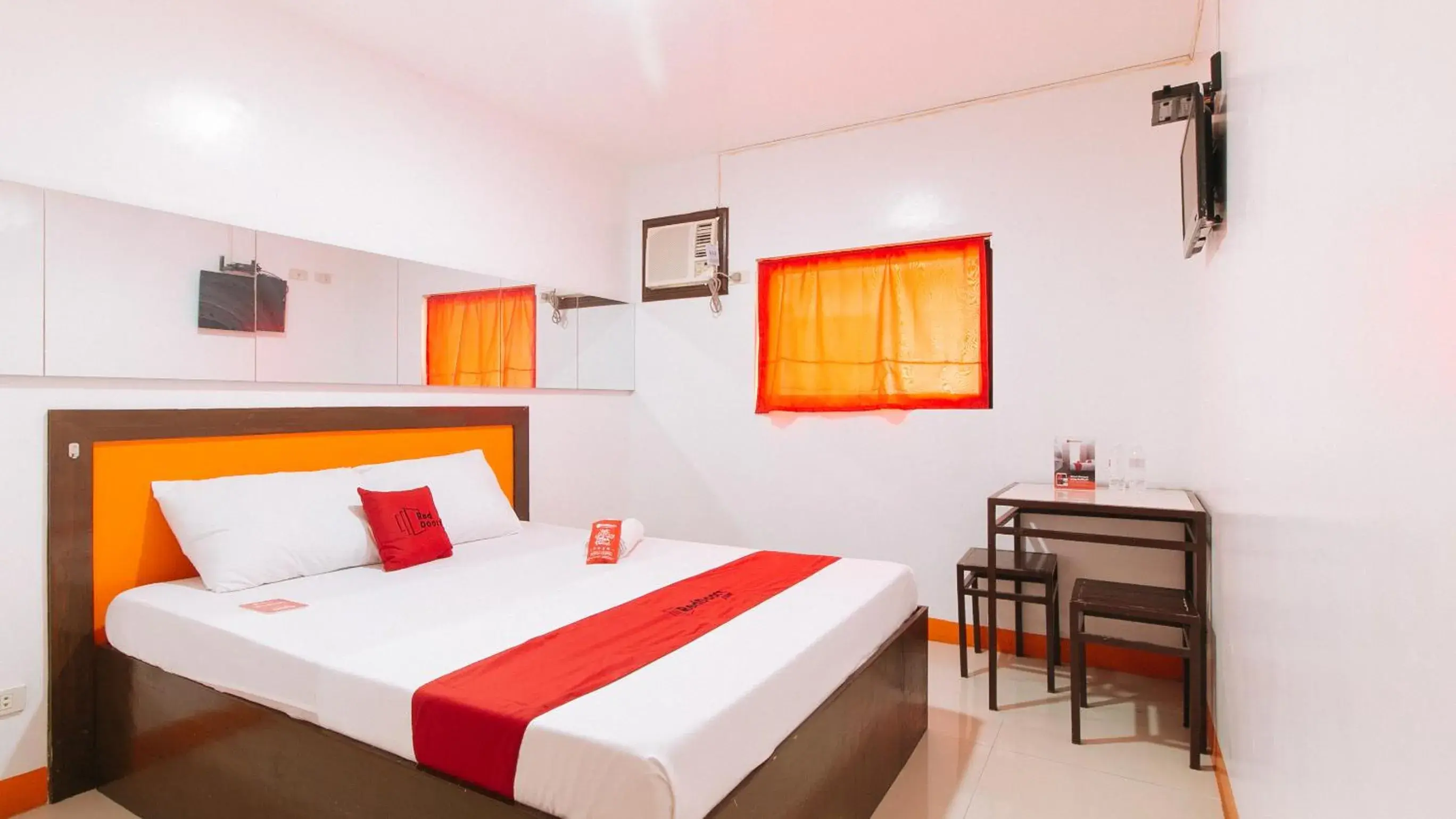 Standard Double Room in RedDoorz @ EL Runway Hotel Bulacan Standard Double Room in RedDoorz @ EL Runway Hotel Bulacan