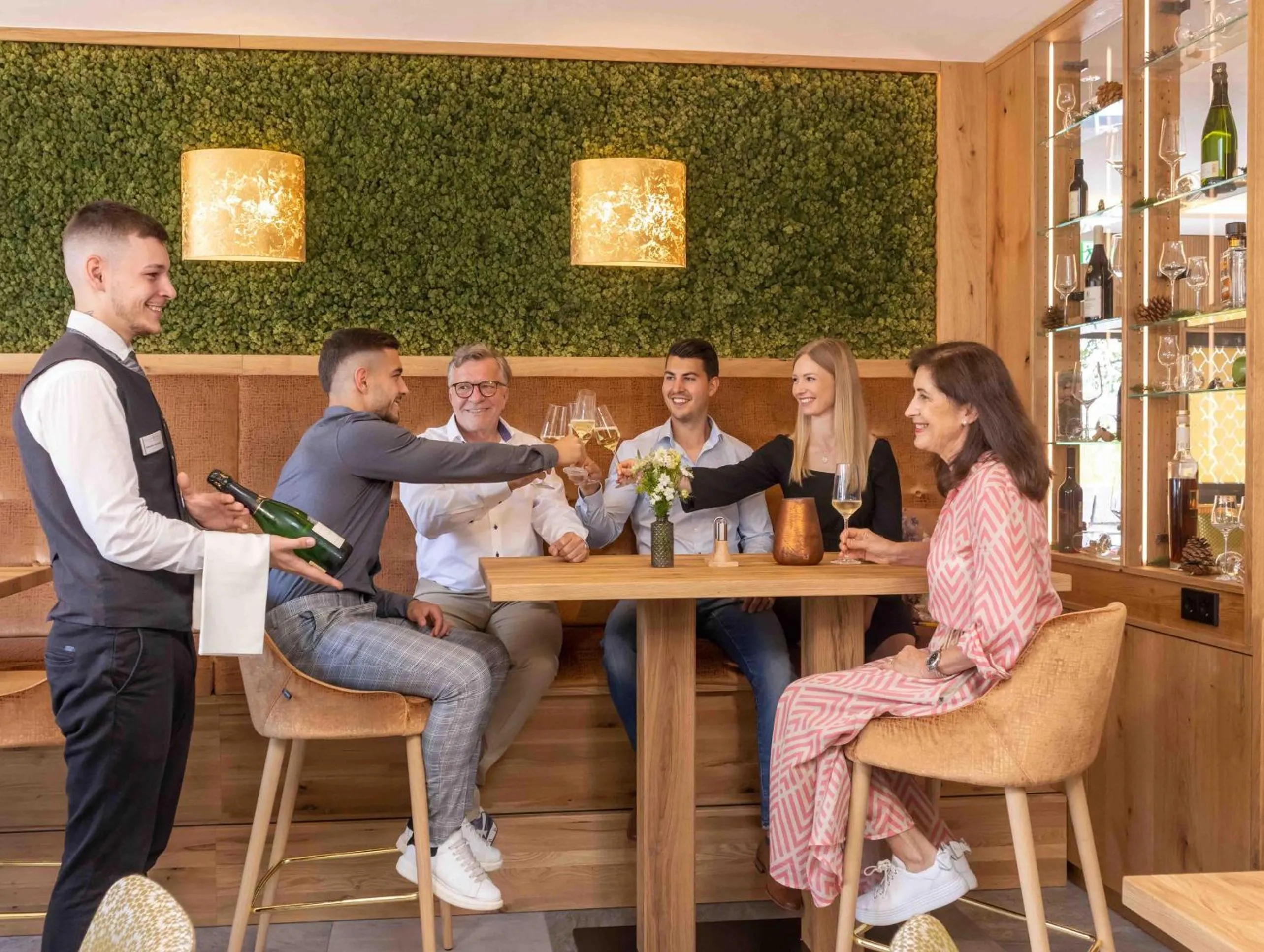 Lounge or bar in Wellnesshotel Sonnenhof & Sonnhalde