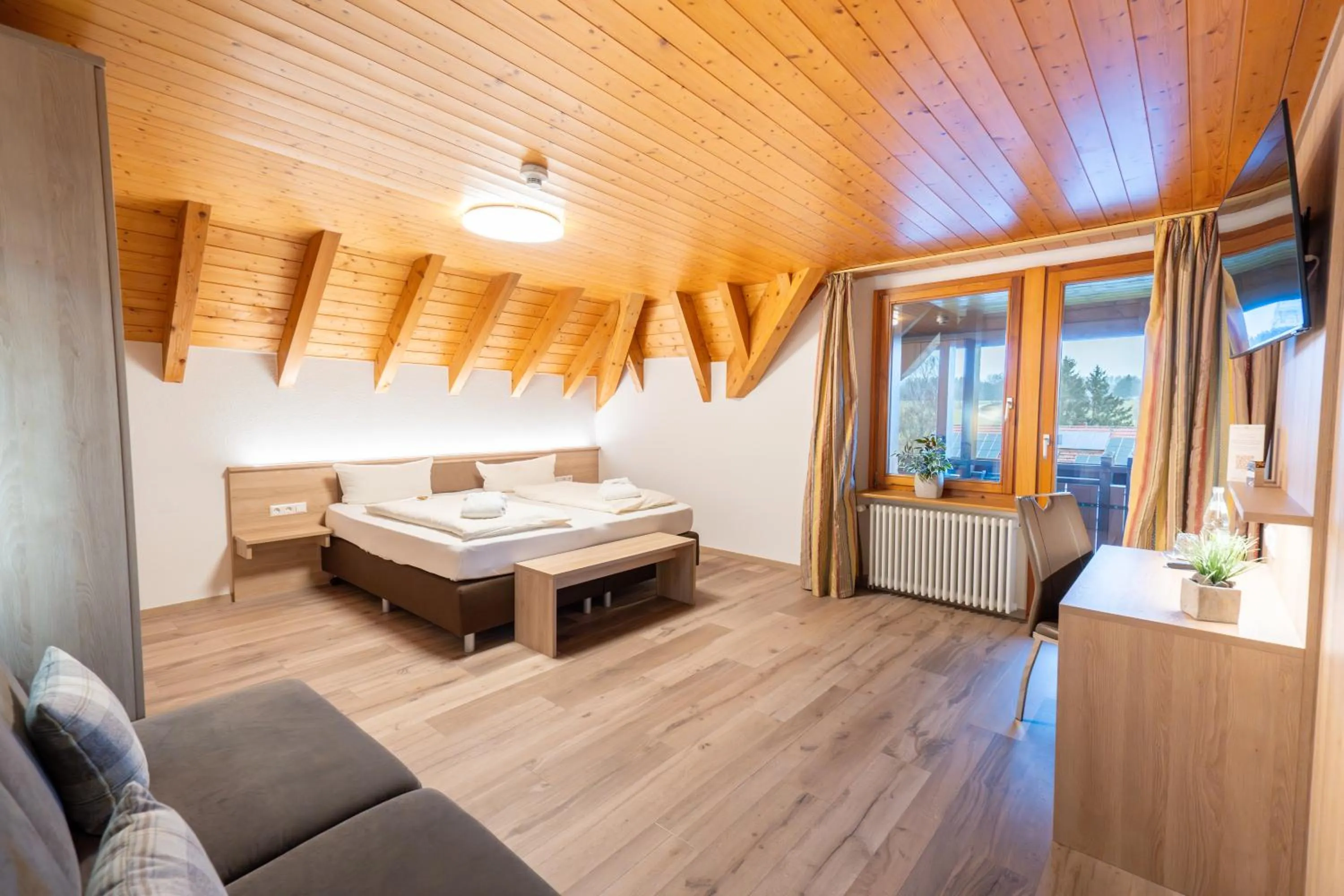 Living room, Bed in Wellnesshotel Sonnenhof & Sonnhalde