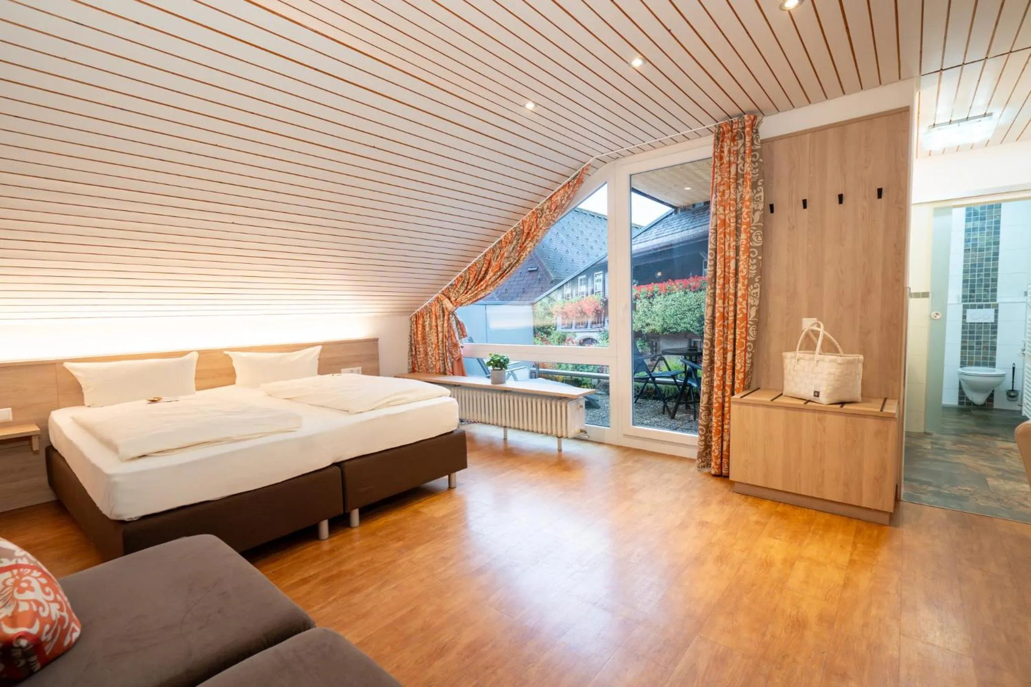 Living room, Bed in Wellnesshotel Sonnenhof & Sonnhalde