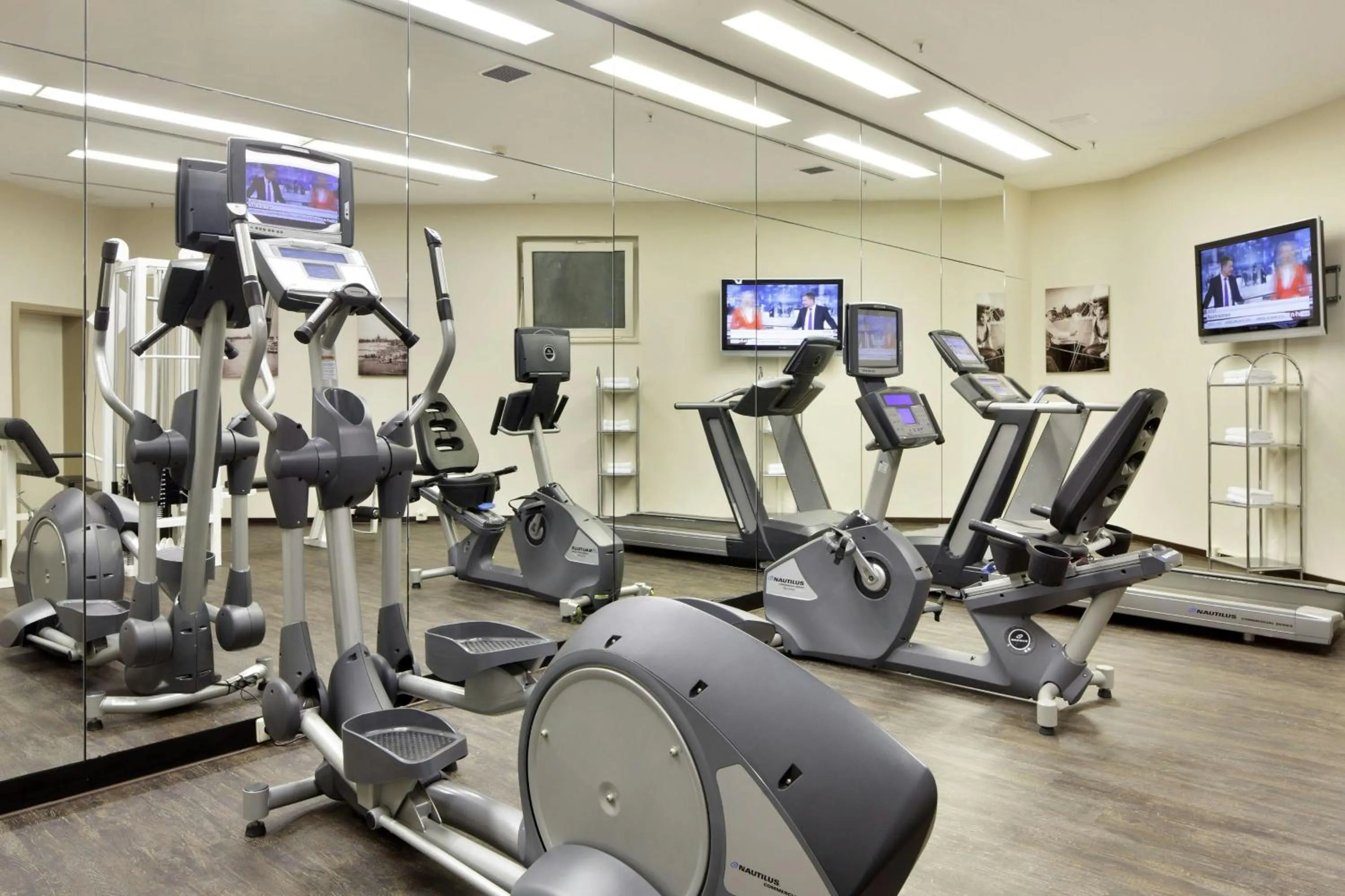 Fitness centre/facilities in Courtyard by Marriott Hannover Maschsee