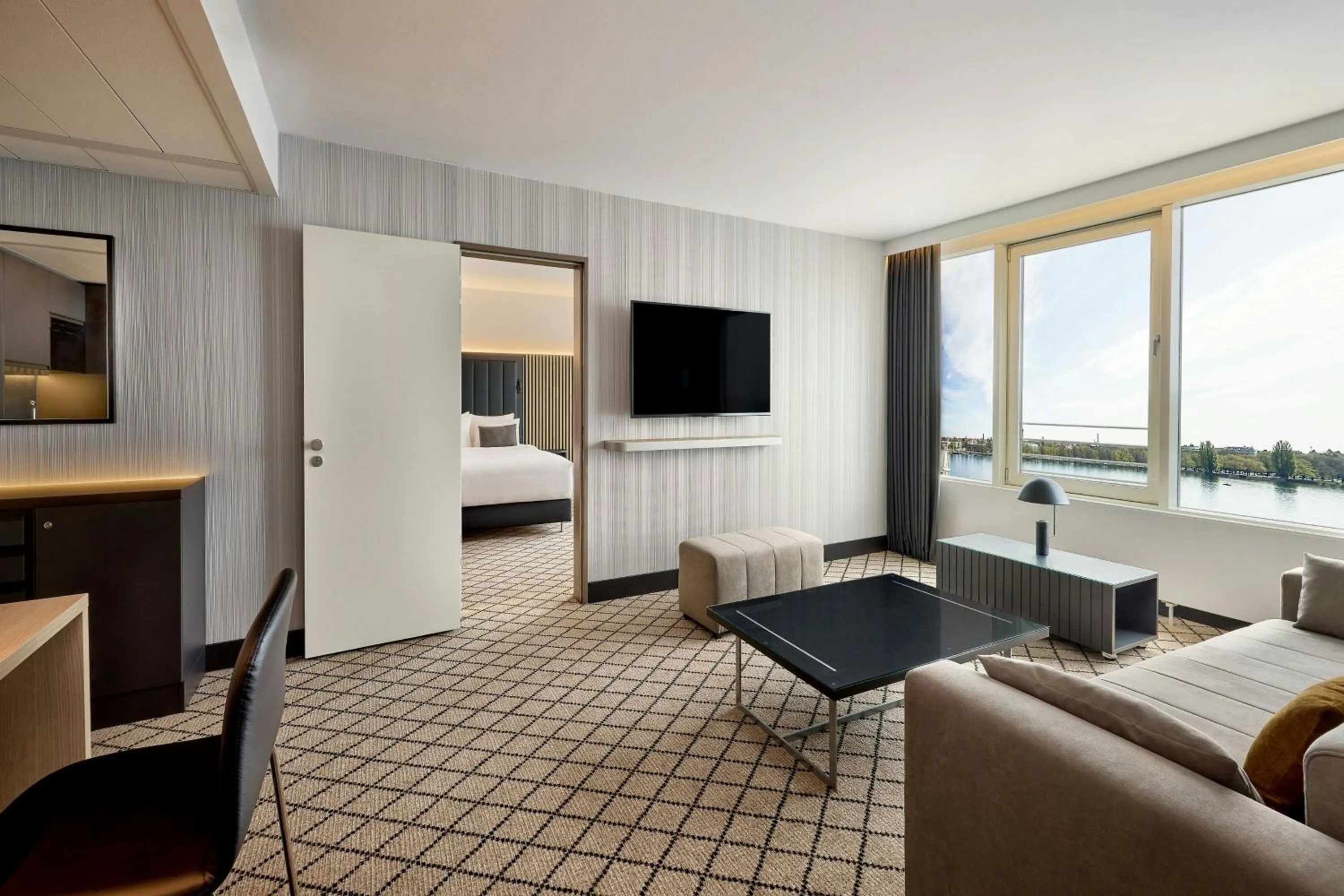 Living room, Bed in Courtyard by Marriott Hannover Maschsee