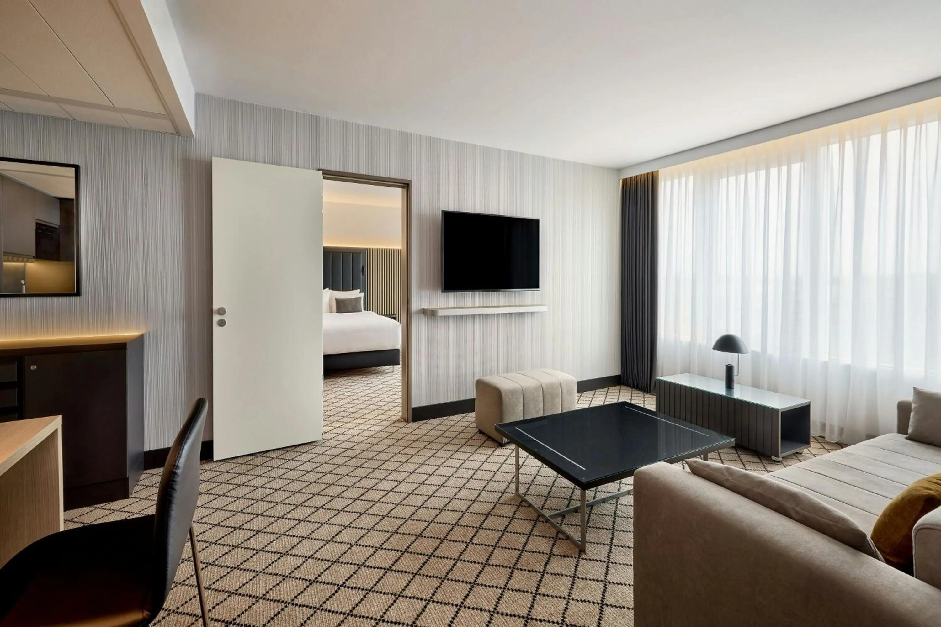 Living room, Bed in Courtyard by Marriott Hannover Maschsee