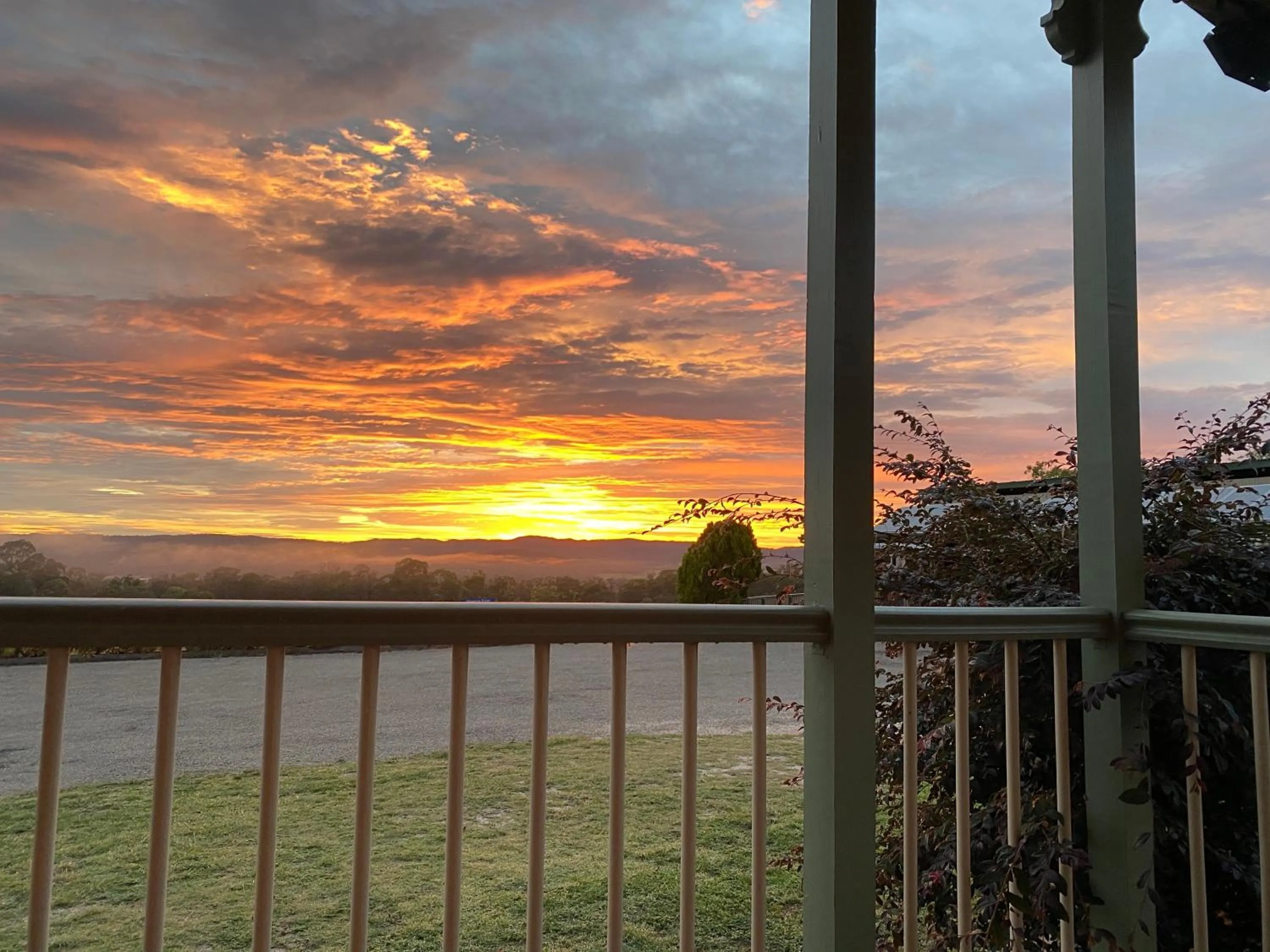 Sunrise in Big Fella Wines & Farmstay