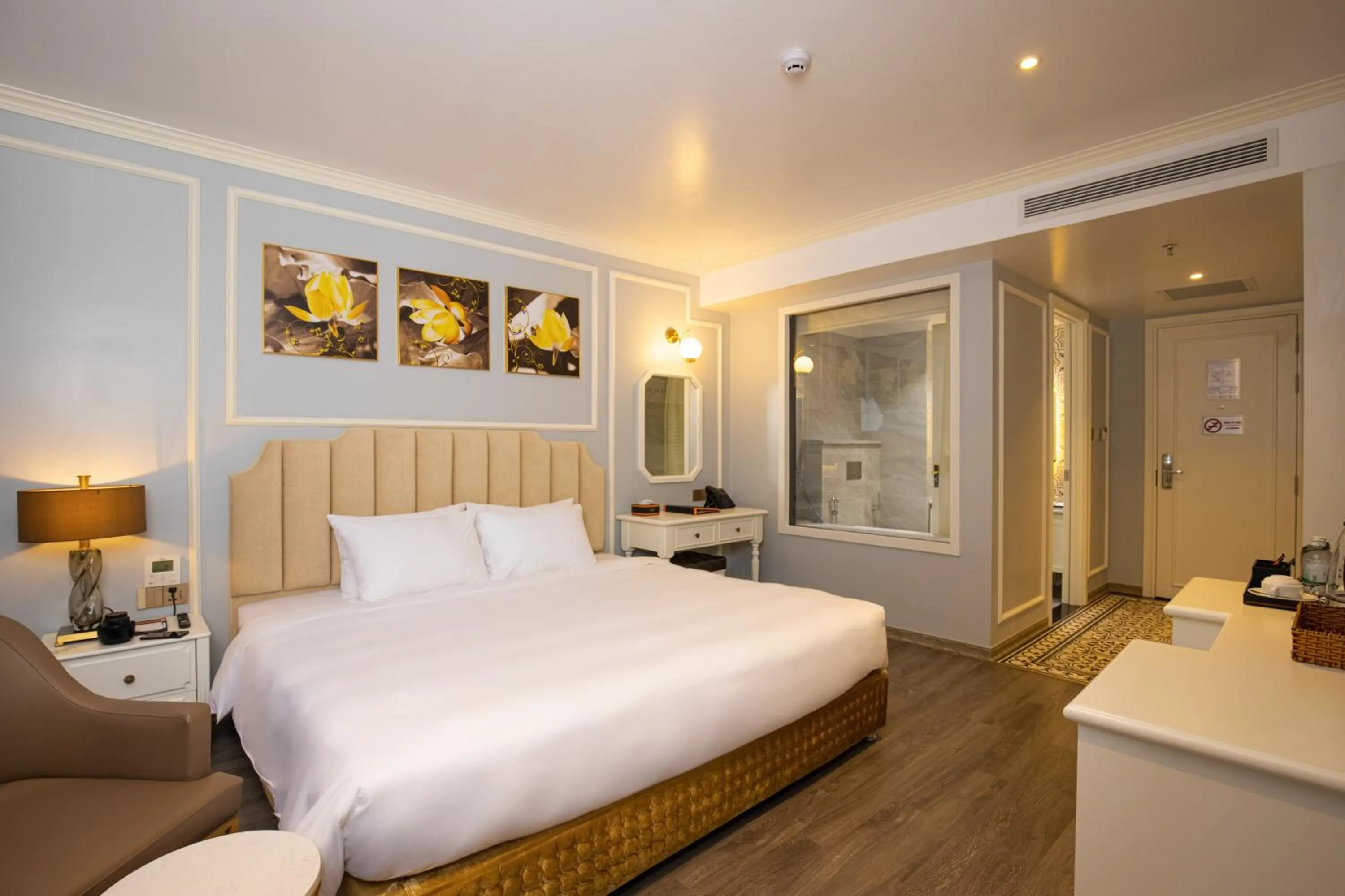 Photo of the whole room, Bed in La Vague Hotel