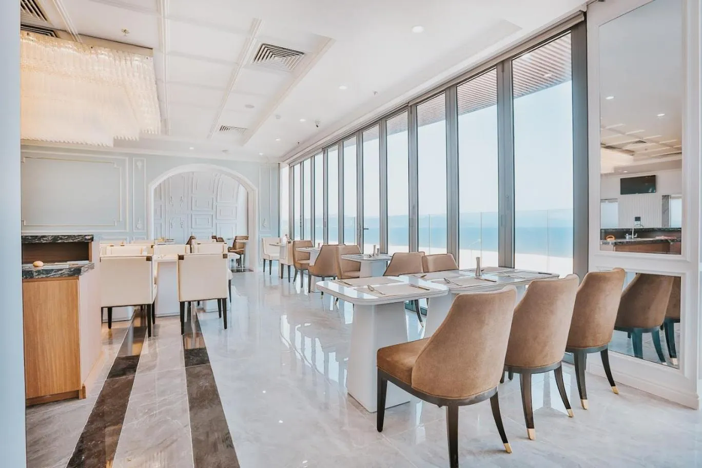 Restaurant/places to eat in La Vague Hotel