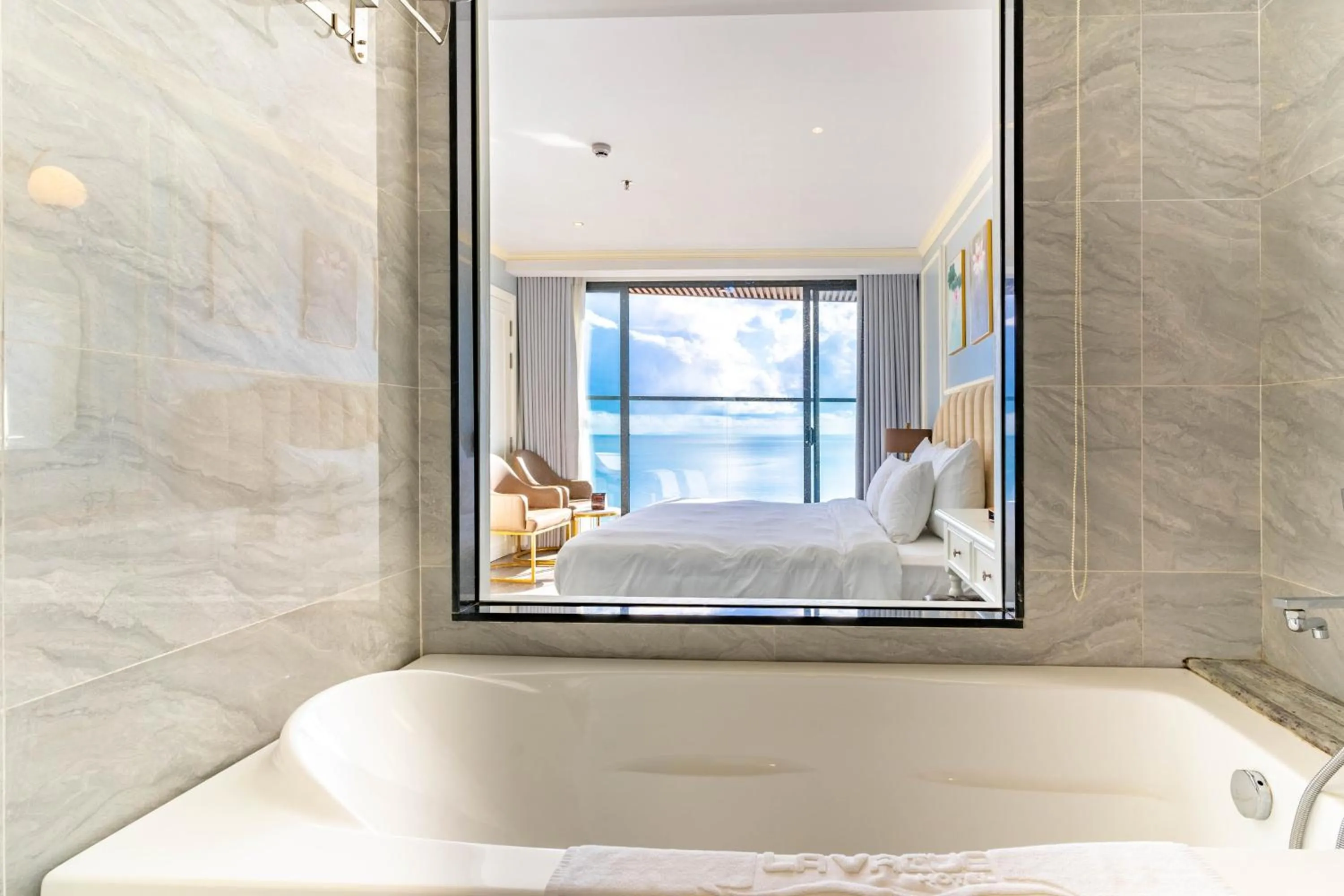 Shower, Bed in La Vague Hotel