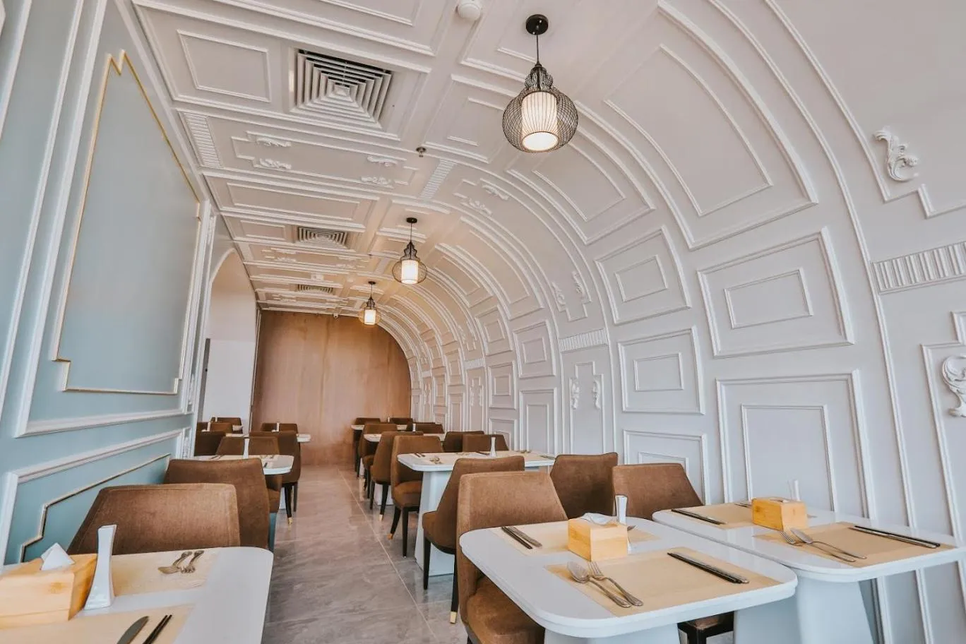 Restaurant/places to eat in La Vague Hotel