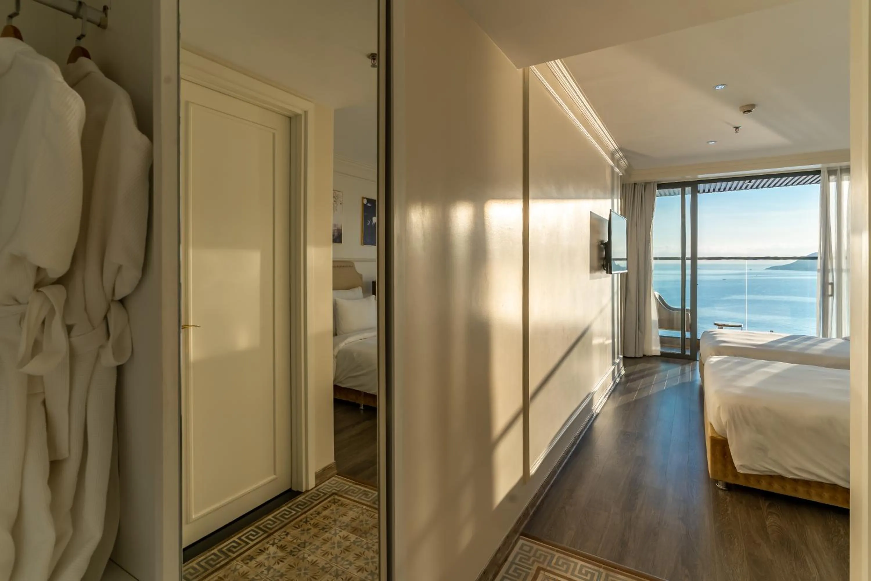 Photo of the whole room, Bed in La Vague Hotel