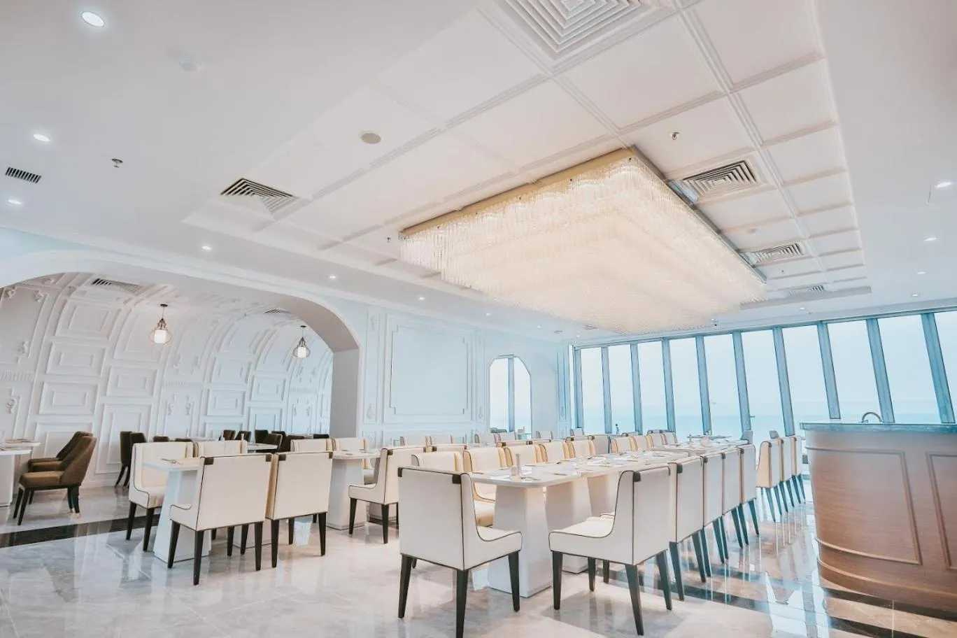 Restaurant/places to eat in La Vague Hotel