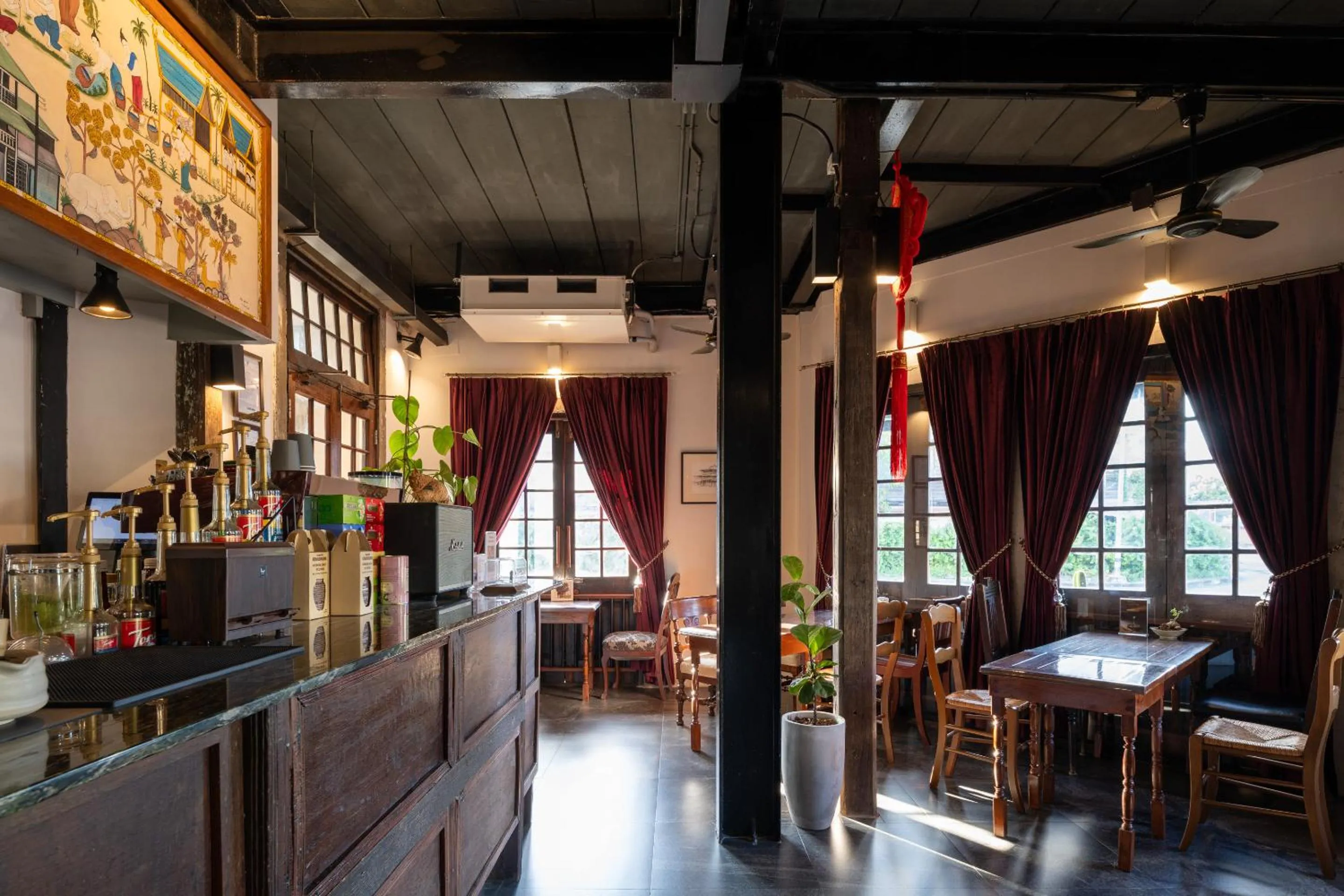 Restaurant/places to eat in Velawarin Hotel