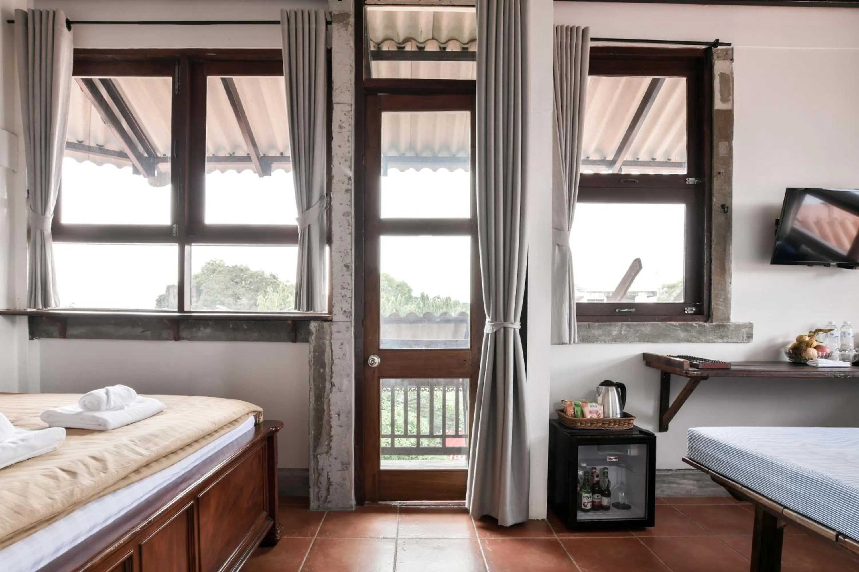 Balcony/Terrace, Bed in Velawarin Hotel