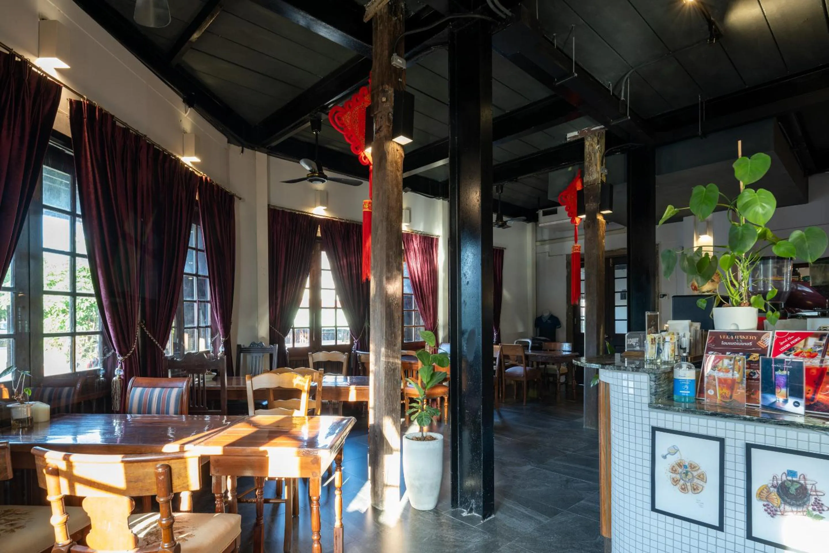 Restaurant/places to eat in Velawarin Hotel