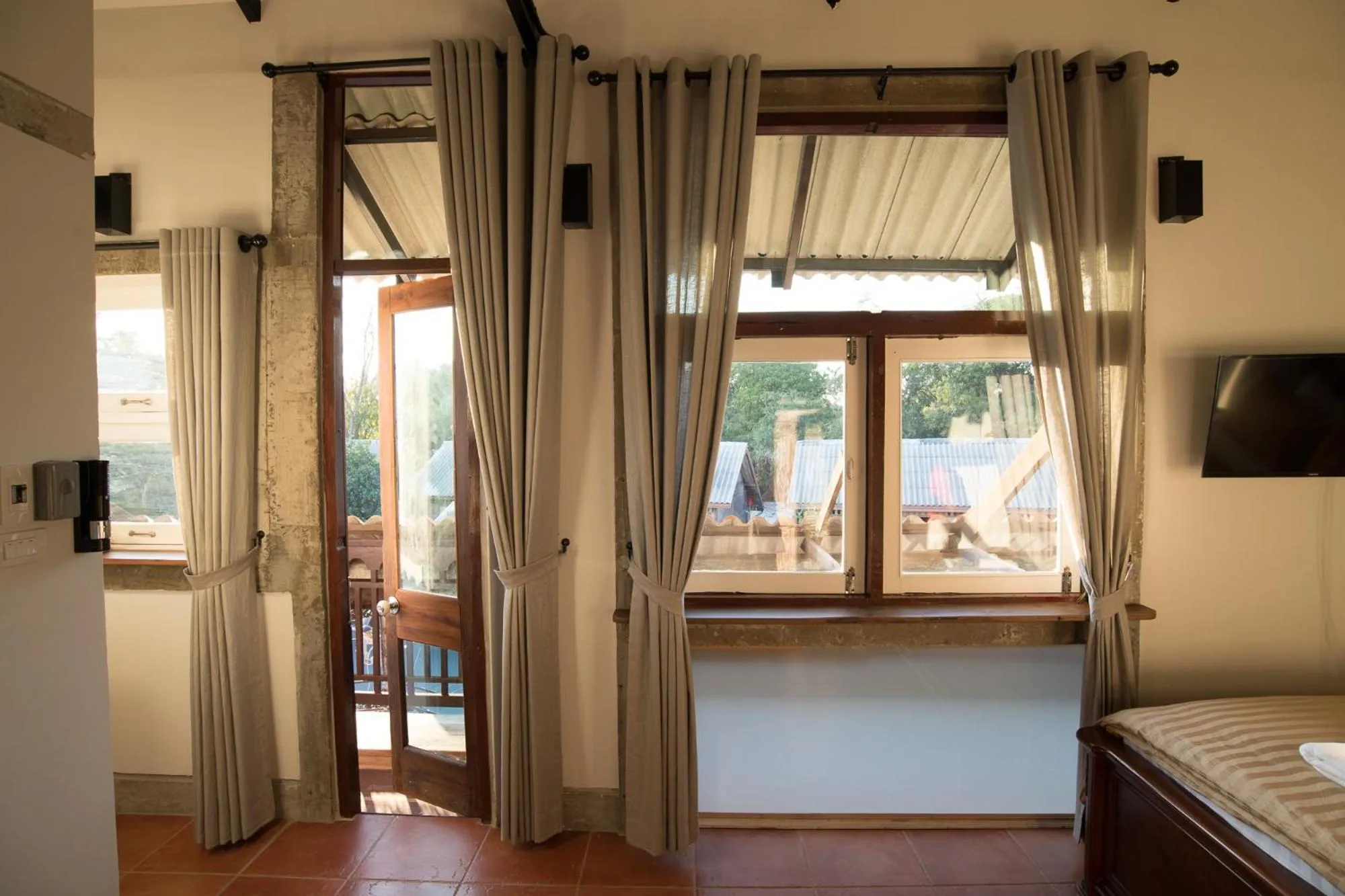 Balcony/Terrace, Bed in Velawarin Hotel