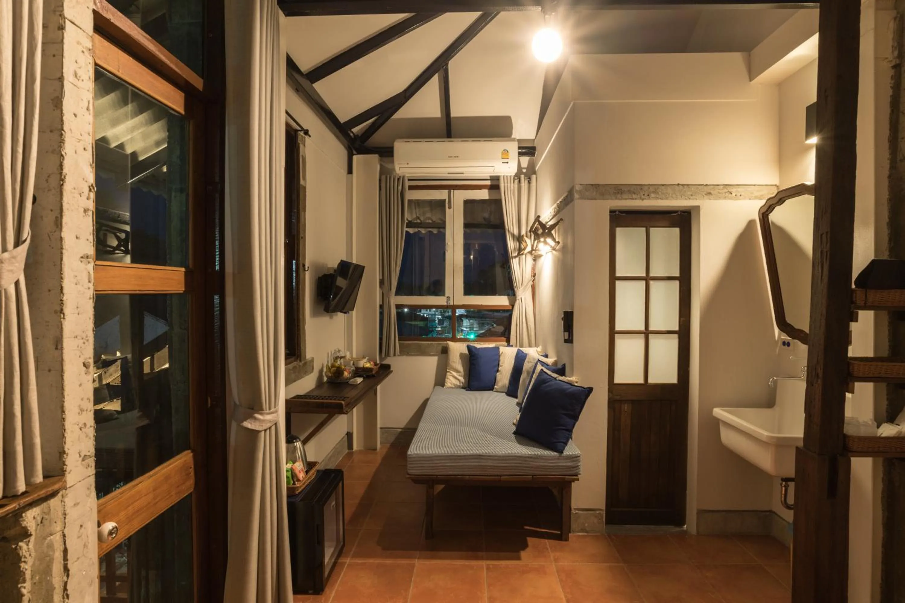 Seating area, Bed in Velawarin Hotel