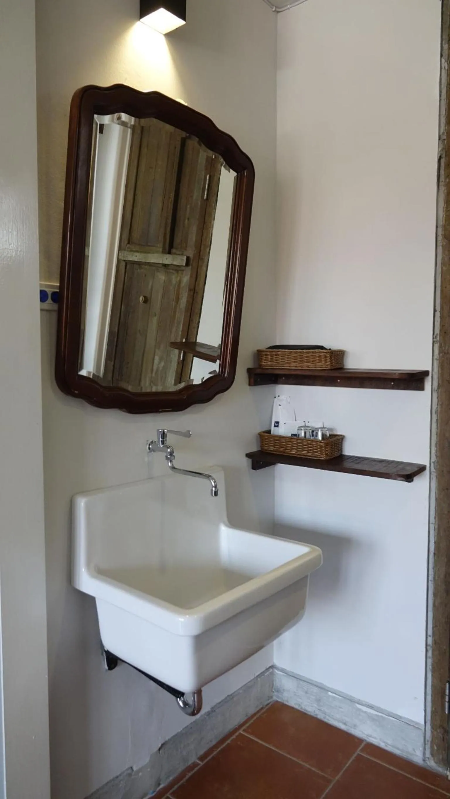 Bathroom in Velawarin Hotel