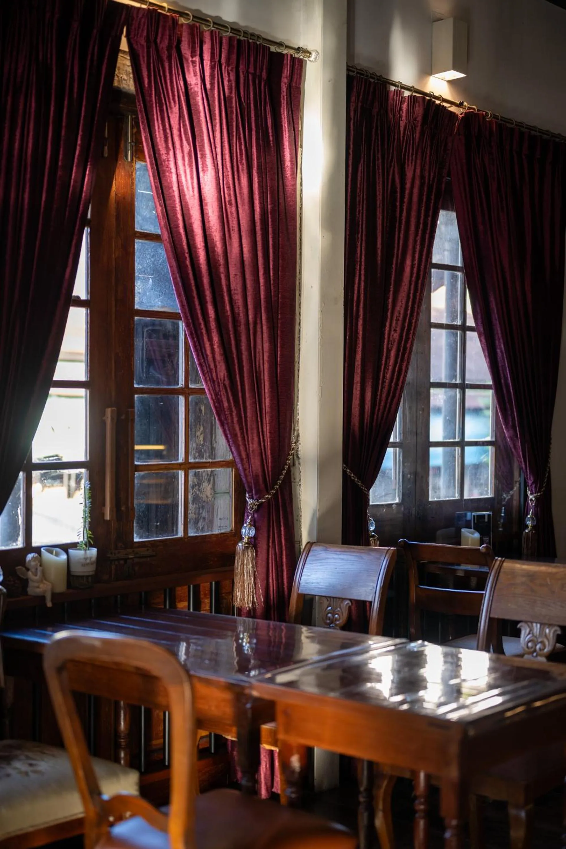 Restaurant/places to eat in Velawarin Hotel