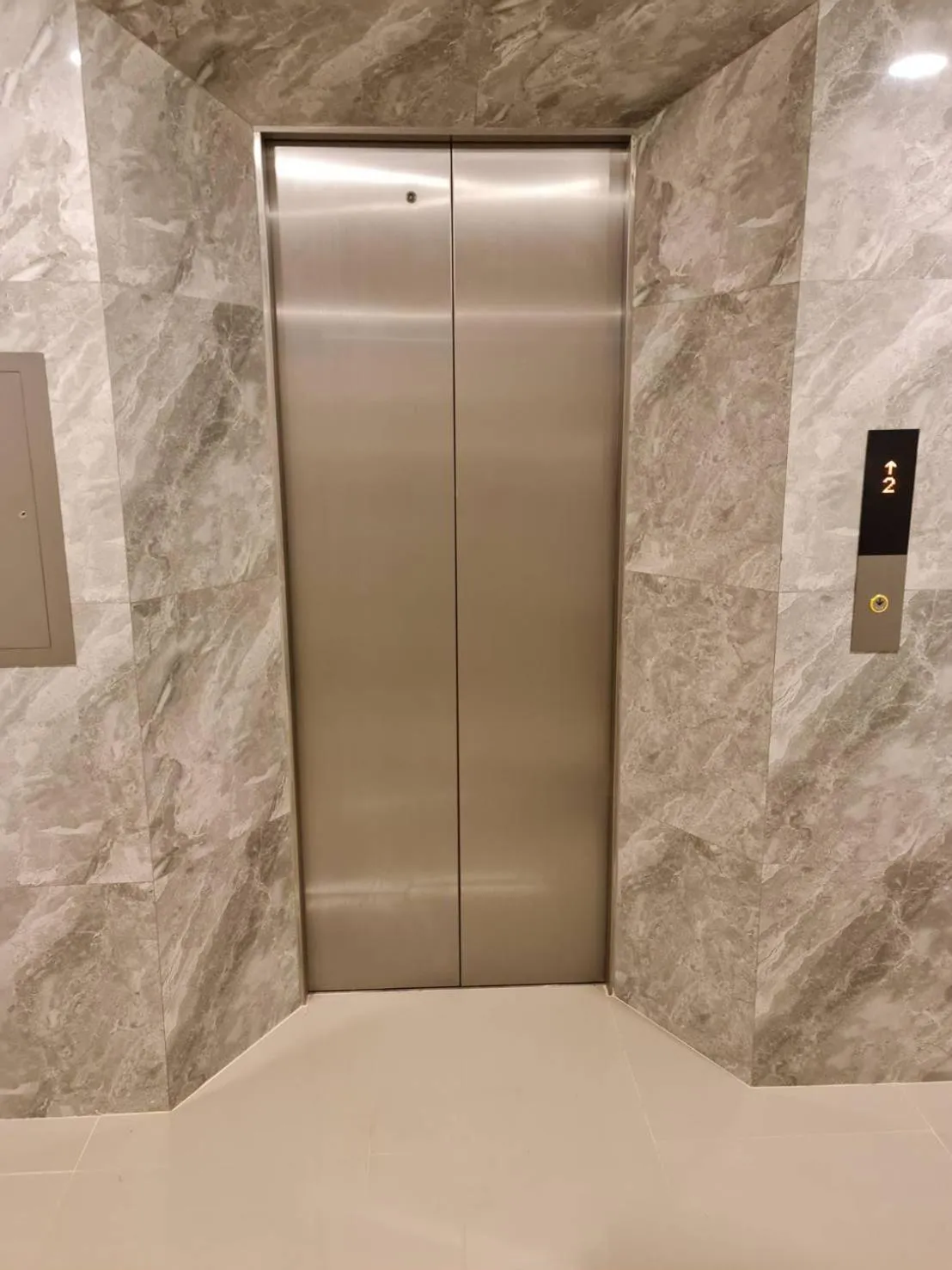 elevator in The charlotte smart hotel lopburi
