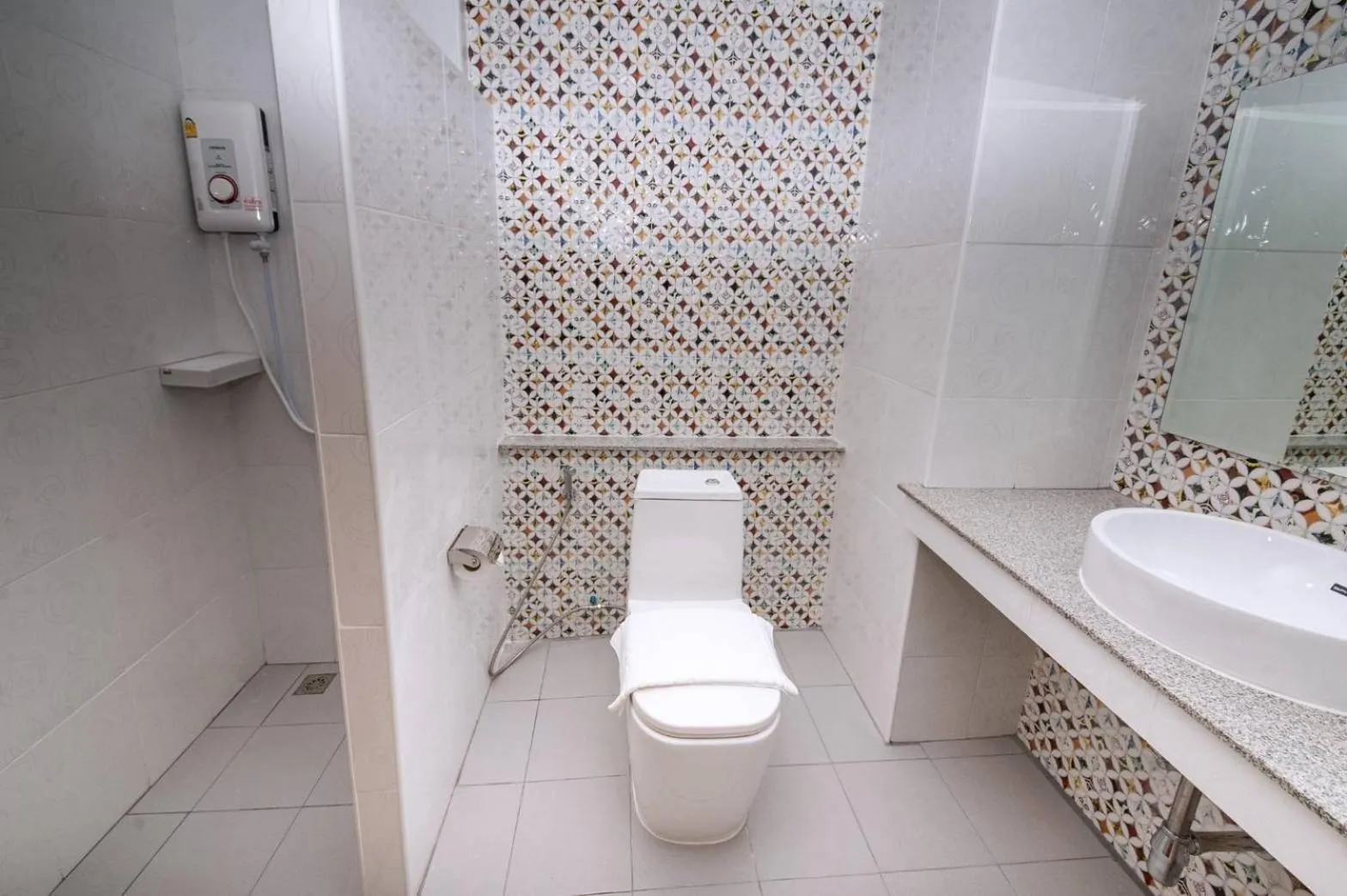 Shower in The charlotte smart hotel lopburi