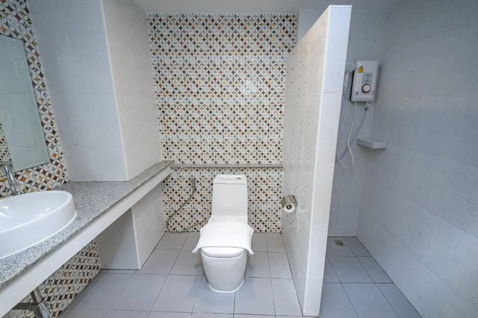 Shower in The charlotte smart hotel lopburi