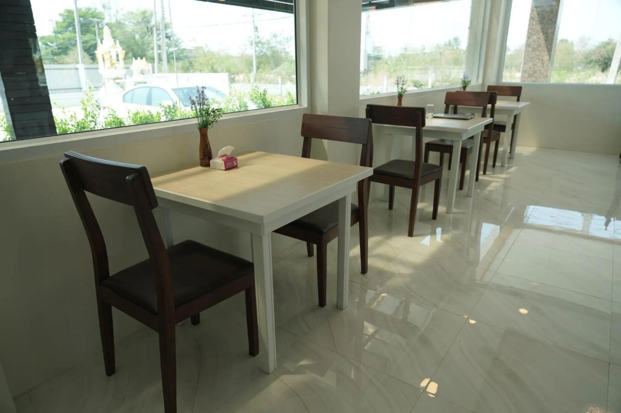 Restaurant/places to eat in The charlotte smart hotel lopburi