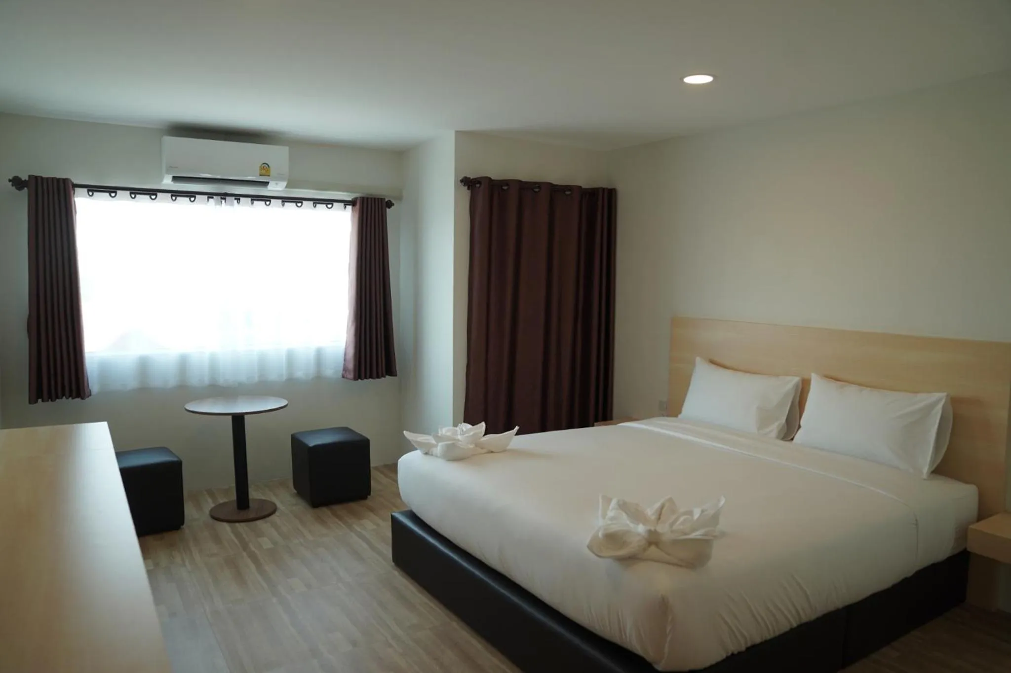 Bed in The charlotte smart hotel lopburi