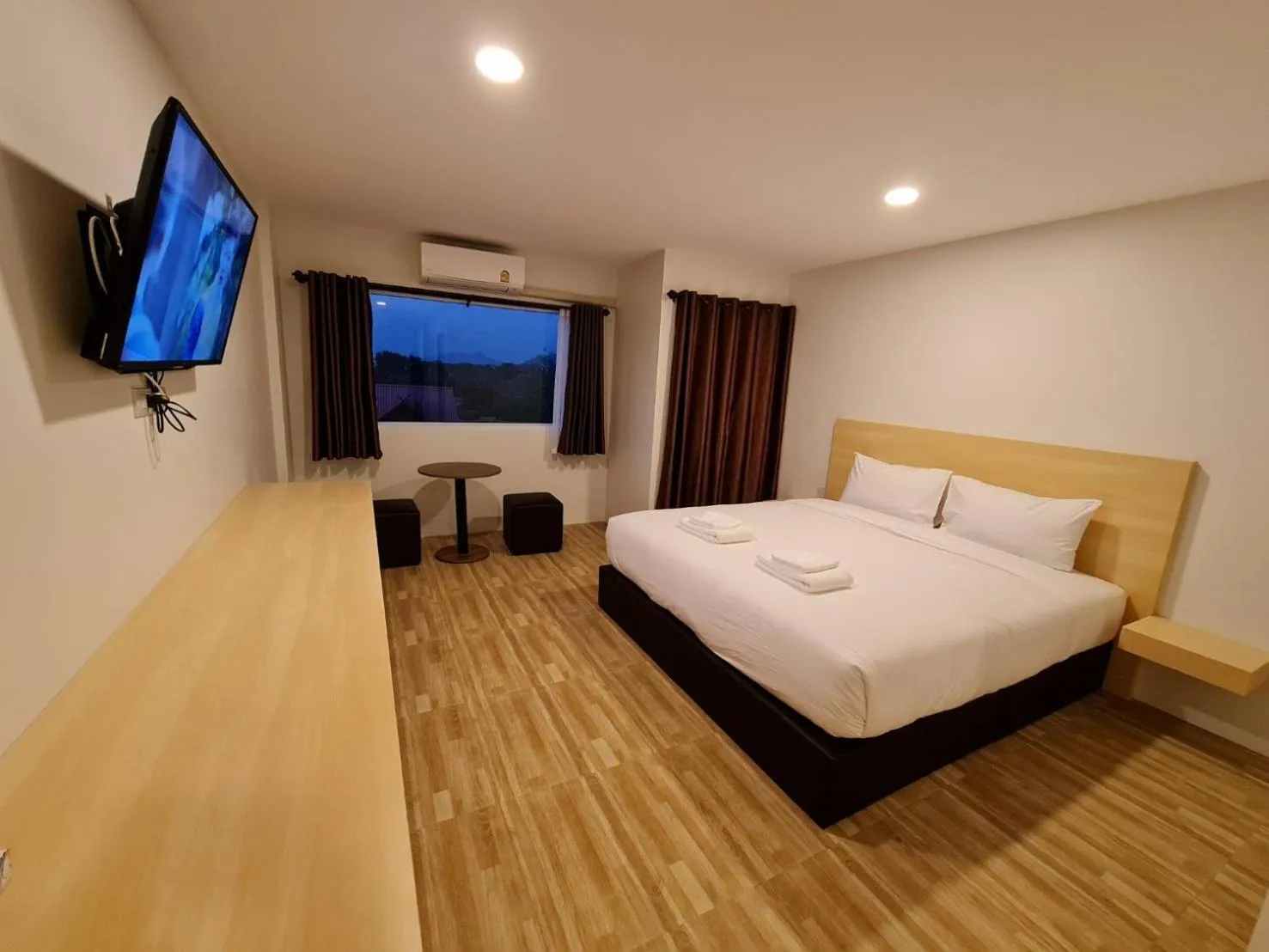 Bed in The charlotte smart hotel lopburi