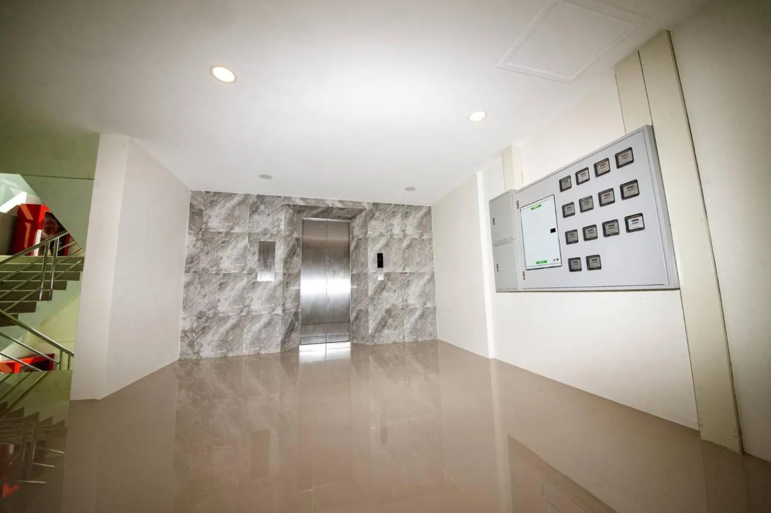 elevator in The charlotte smart hotel lopburi