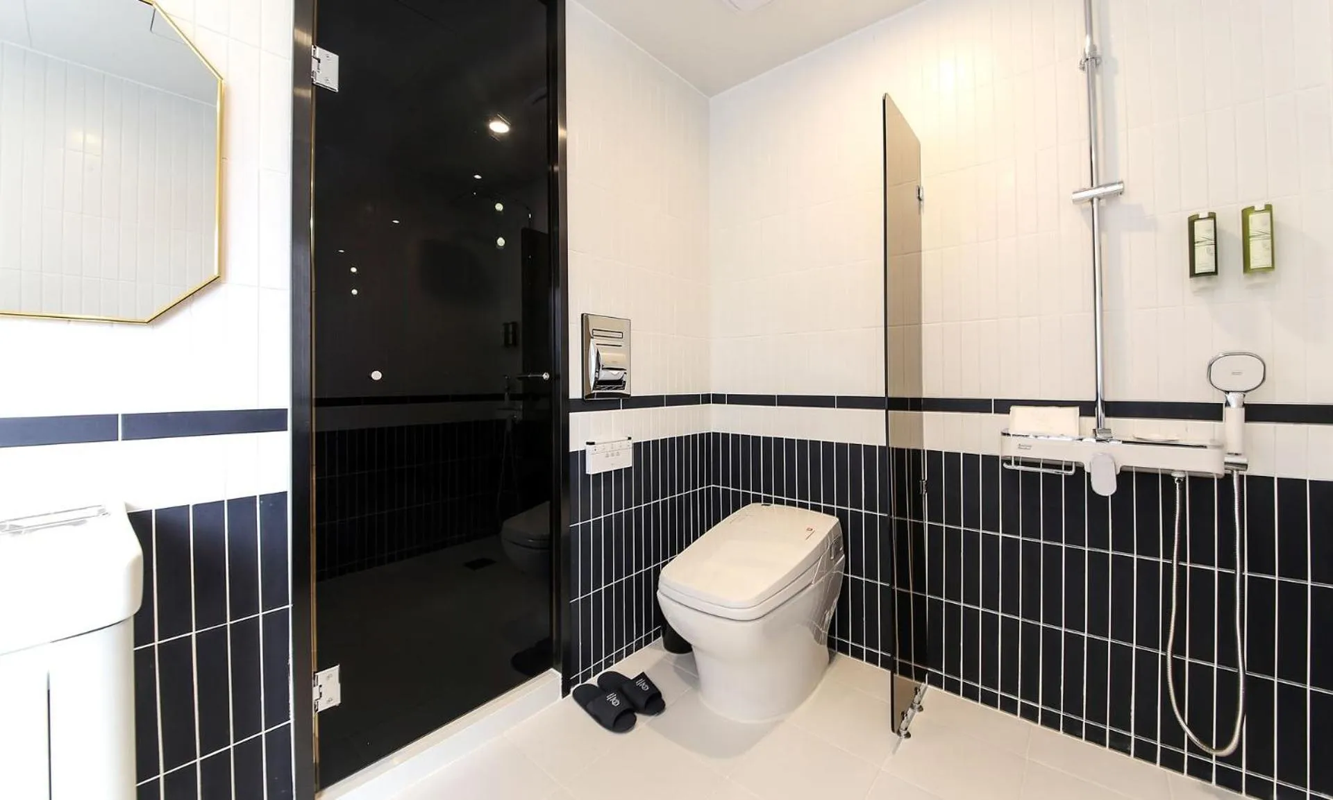 Toilet in H moment Hotel songjeong