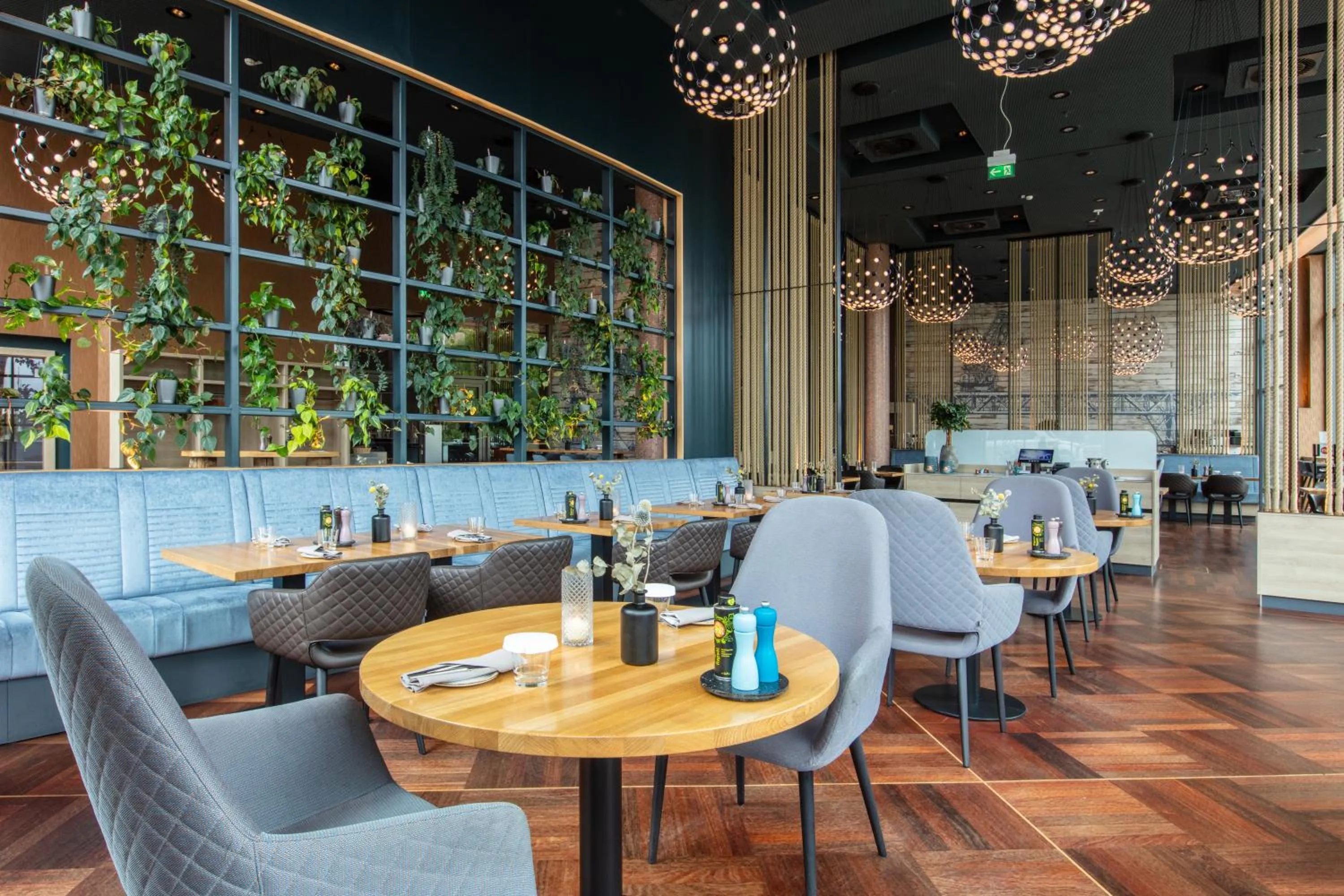 Restaurant/places to eat in ScanHotels City